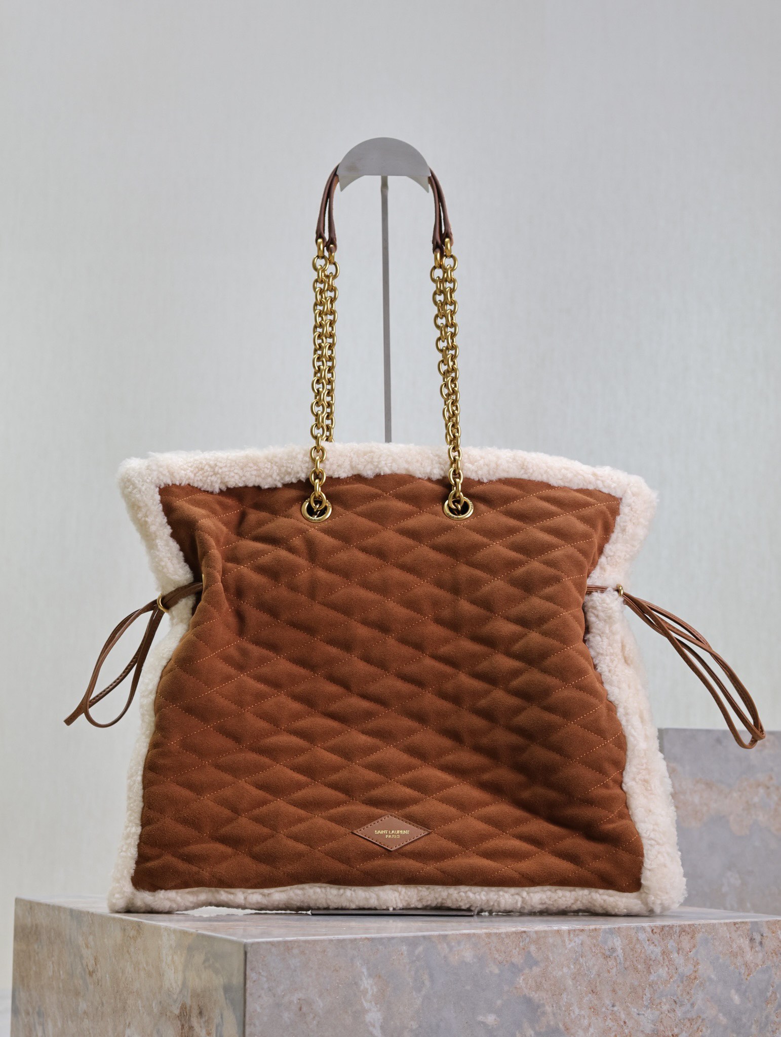 Saint Laurent ysl LE POCHON_New shopping bag with drawstring closure, made of Italian imported nubuck leather with lambswool, equipped with chain