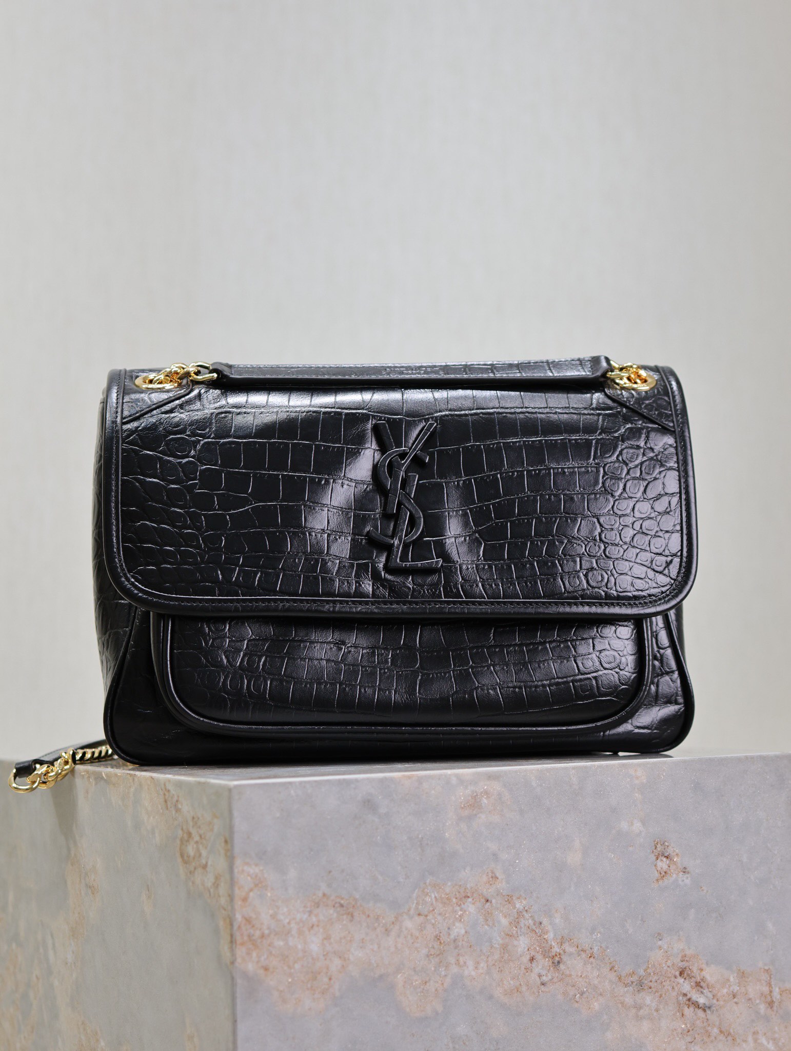 NO:388405,Black crocodile pattern/gold chain·niki_28cm It's simply cool, the bag looks good and has no disadvantages, the customized snake-patterned cowhide creates a retro style, it's easy to hold or underarms, it's very aura, can be used for both men and women, both fashion and function, the upper body is comfortable and fashionable, the daily commuter trip is arranged in place, model number 633158/498894 Size 28×20.5×8.5cm, Saint Laurent, saint laurent, cowhide19860909黑色鳄鱼纹/金色链条· niki_28cm 简直不要太酷,包型好看没有缺点,定制蛇纹牛皮营造出复古照旧风格 手拎或者腋下都很可 气场十足男女均可驾驭 时尚与功能兼备 上身舒适又时髦 超大容量日常通勤旅行妥妥安排到位 款号633158/498894 尺寸28×20.5×8.5cm,圣罗兰,saint laurent,cowhide,Bag