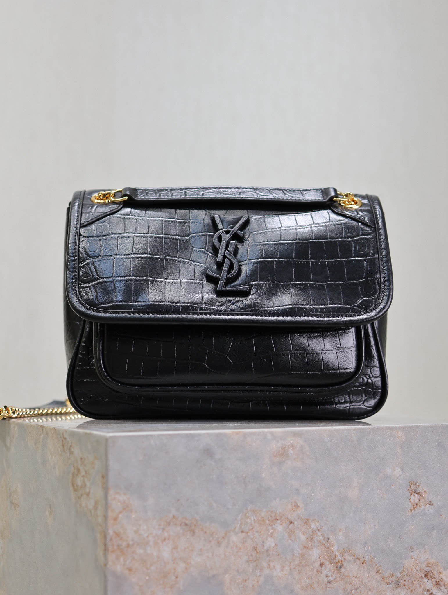NO:388411,Black crocodile pattern/gold chain·niki_22cm It's simply too cool, the bag looks good and has no disadvantages, the customized snake-patterned cowhide creates a retro style, it's easy to hold or underarms, it's very aura, can be used for both men and women, both fashion and function, comfortable and fashionable upper body, super large capacity, daily commuting trips are arranged in place, model number 633151/533037 Size 22×16.5×12cm, Saint Laurent, saint laurent, cowhide19860909黑色鳄鱼纹/金色链条· niki_22cm 简直不要太酷,包型好看没有缺点,定制蛇纹牛皮营造出复古照旧风格 手拎或者腋下都很可 气场十足男女均可驾驭 时尚与功能兼备 上身舒适又时髦 超大容量日常通勤旅行妥妥安排到位 款号633151/533037 尺寸22×16.5×12cm,圣罗兰,saint laurent,cowhide,Bag