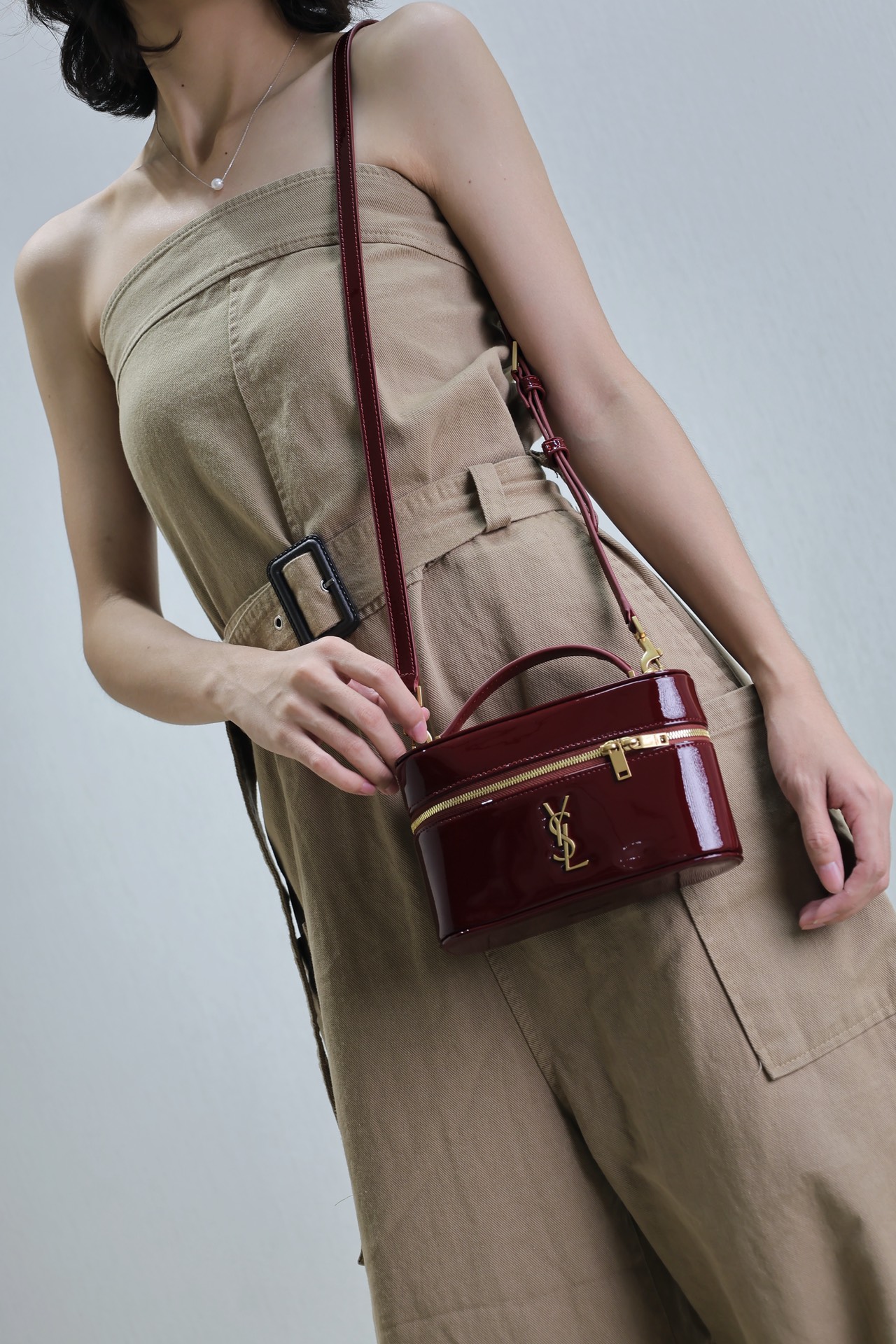 Saint Laurent The most popular color in autumn and winter this year is Ankara.