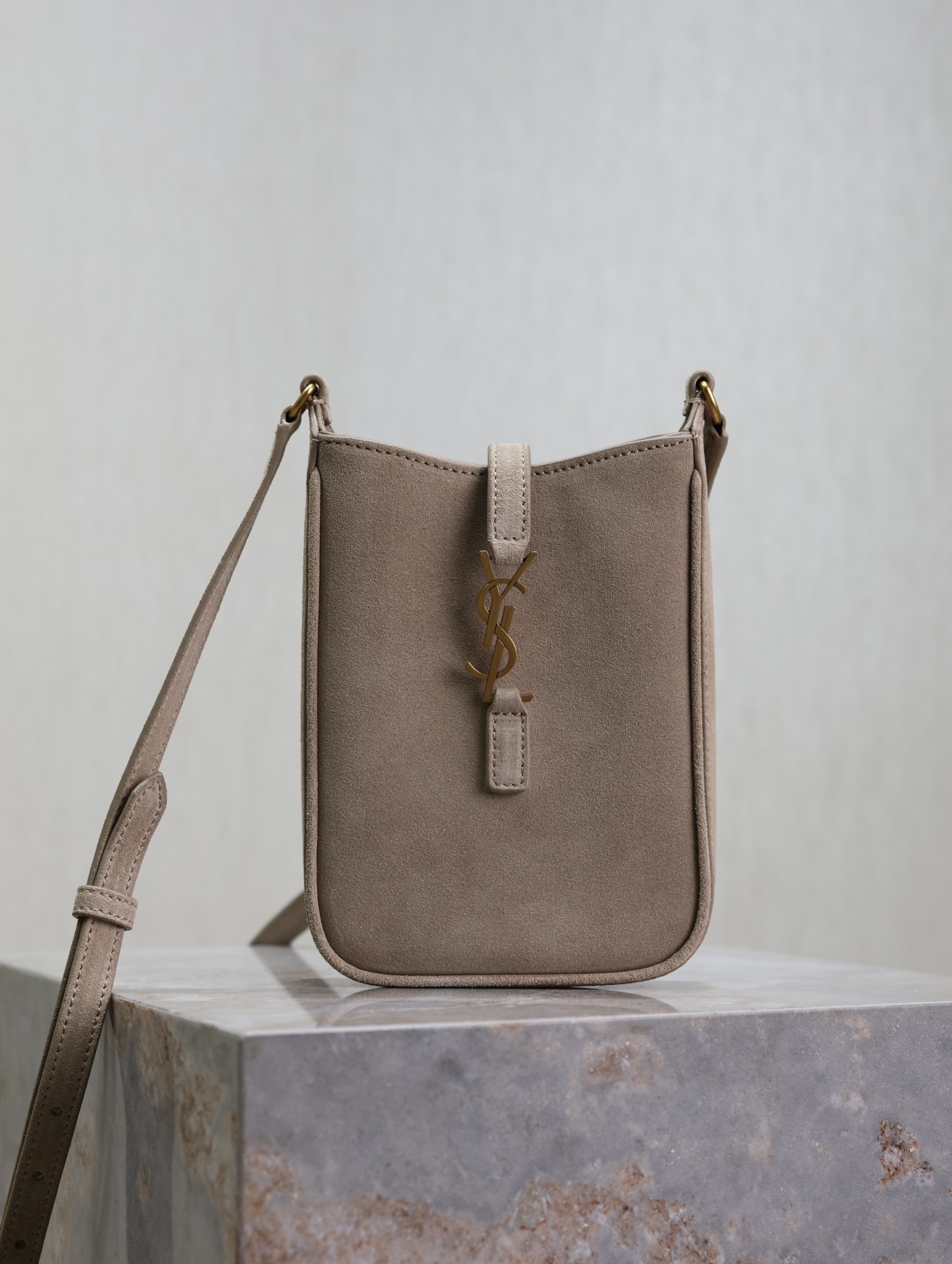 NO:385959,[Suede Model] Gray · LE 5A7 Series New Member_Mobile Bag Wall Cracked Recommended This Mini Mobile Bag For countless fashionable bags, Amway's design is exquisite and compact, with an easy concave shape with minimalist appearance + metal logo buckle opening and closing design!  Practical and fashionable, it is a product with a high daily matching rate la~ Size 18×13.5×3.5cm Model 735214, Saint Laurent, saint laurent, chamois leather19860909【麂皮款】灰色· LE 5A7系列新成员_手机包 墙裂推荐这款迷你手机包 对于览包无数的时髦精 安利这种设计精致小巧 轻松凹造型极简外形+金属logo扣开合设计！ 实用又时髦 是日常搭配率蛮高的单品la～ 尺寸18×13.5×3.5cm 型号735214,圣罗兰,saint laurent,chamois leather,Bag