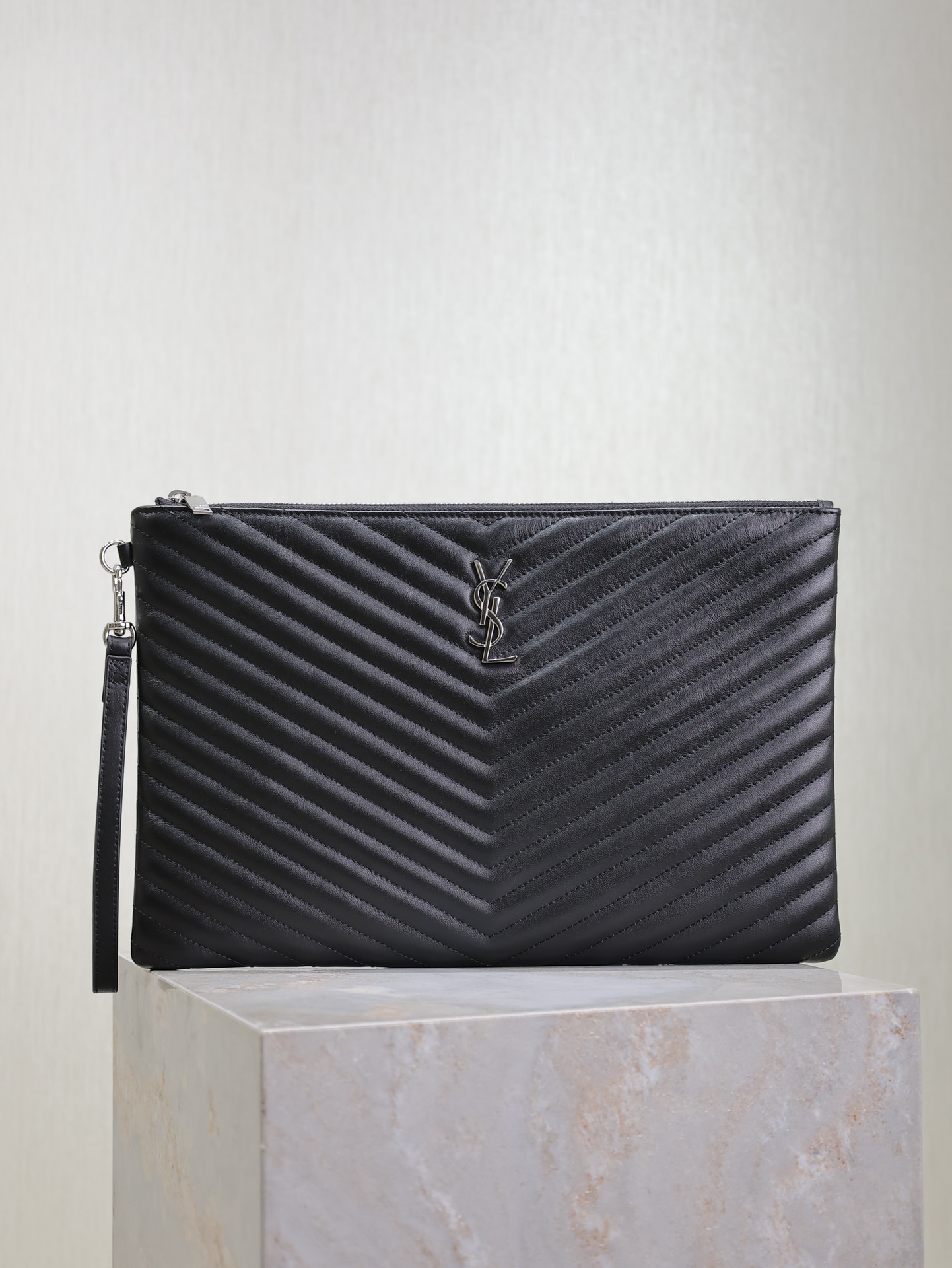 NO:390383,Black Silver Buckle·36cm Monogram_Jaguagra splicing file clutch, using original calfskin grosgrain lining, top-grade zipper closure, removable handle, imported hardware, complex grid cut, 6 card slots inside, large capacity!  Model 440222 Size 36x24.5x2.5cm, Saint Laurent, saint laurent, cowhide19860909黑色银扣·36cm Monogram_提花拼接文件手包,采用原厂小牛皮罗缎衬里,顶级拉链封口,可拆卸提手,进口五金,复杂格线裁,内里有6个卡位,容量大！ 型号440222 尺寸36x24.5x2.5cm,圣罗兰,saint laurent,cowhide,Bag