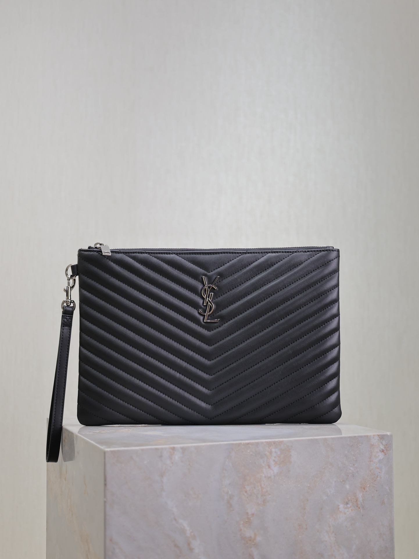 NO:390395,Black silver buckle 30cm Monogram_jacquard splicing file clutch, using original calfskin grosgrain lining, top-grade zipper closure, removable handle, imported hardware, complex grid cut, 6 card slots inside, large capacity!  Model 413444 Size 30×21.5×2cm, Saint Laurent, saint laurent, cowhide19860909黑色银扣·30cm Monogram_提花拼接文件手包,采用原厂小牛皮罗缎衬里,顶级拉链封口,可拆卸提手,进口五金,复杂格线裁,内里有6个卡位,容量大！ 型号413444 尺寸30×21.5×2cm,圣罗兰,saint laurent,cowhide,Bag