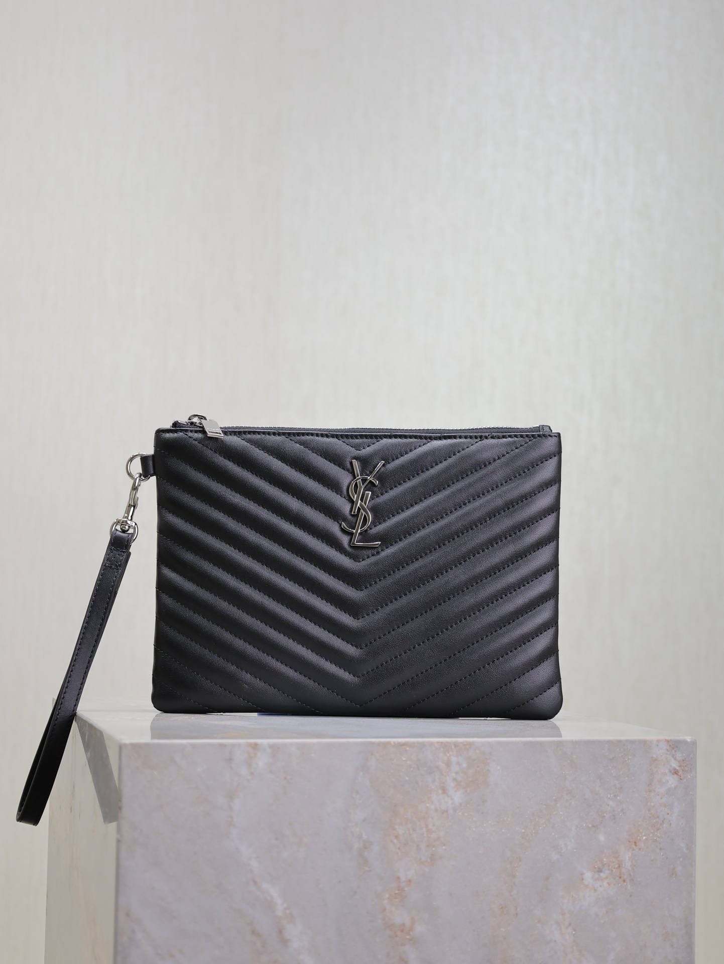 NO:390341,Black Silver Buckle · 24cm Monogram_Jaguagra splicing file clutch, using original calfskin grosgrain lining, top-grade zipper closure, removable handle, imported hardware, complex grid cut, 6 card slots inside, large capacity!  Model 379039 Size 24×17.5×1.5cm, Saint Laurent, saint laurent, cowhide19860909黑色银扣·24cm Monogram_提花拼接文件手包,采用原厂小牛皮罗缎衬里,顶级拉链封口,可拆卸提手,进口五金,复杂格线裁,内里有6个卡位,容量大！ 型号379039 尺寸24×17.5×1.5cm,圣罗兰,saint laurent,cowhide,Bag