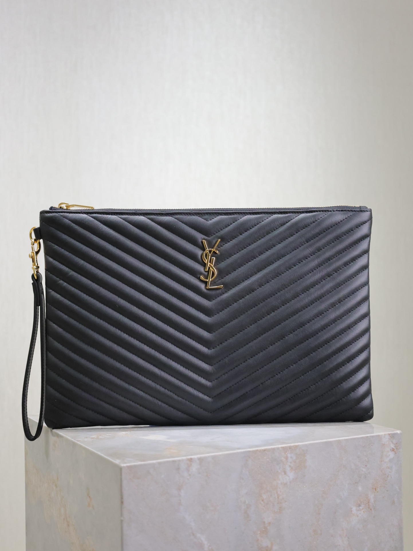NO:390365,Black gold buckle 36cm Monogram_jacquard splicing file clutch, using original calfskin grosgrain lining, top-grade zipper closure, removable handle, imported hardware, complex grid cut, 6 card slots inside, large capacity!  Model 440222 Size 36x24.5x2.5cm, Saint Laurent, saint laurent, cowhide19860909黑色金扣·36cm Monogram_提花拼接文件手包,采用原厂小牛皮罗缎衬里,顶级拉链封口,可拆卸提手,进口五金,复杂格线裁,内里有6个卡位,容量大！ 型号440222 尺寸36x24.5x2.5cm,圣罗兰,saint laurent,cowhide,Bag
