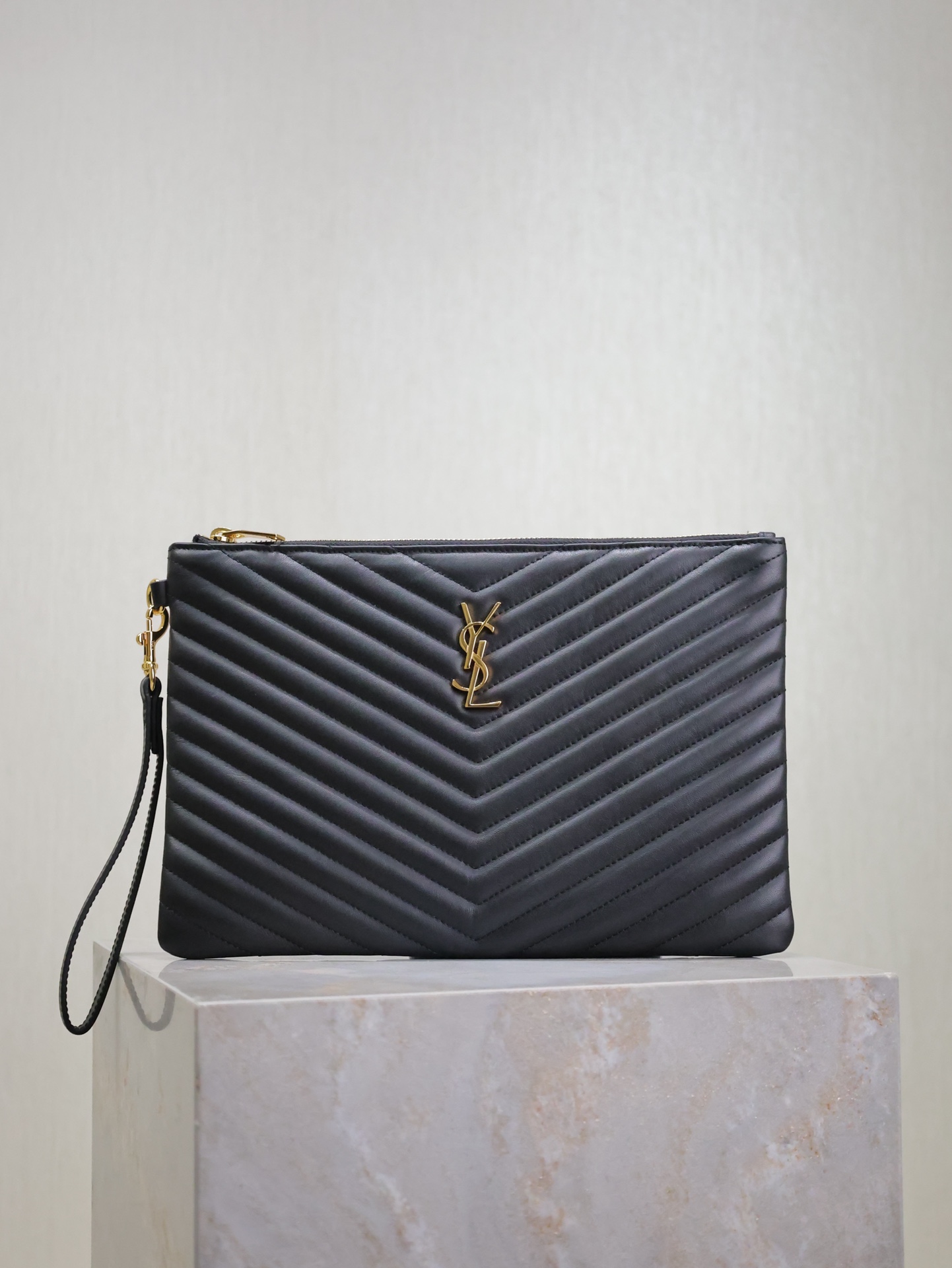 NO:390379,Black gold buckle 30cm Monogram_jacquard splicing file clutch, using original calfskin grosgrain lining, top-grade zipper closure, removable handle, imported hardware, complex grid cut, 6 card slots inside, large capacity!  Model 413444 Size 30×21.5×2cm, Saint Laurent, saint laurent, cowhide19860909黑色金扣·30cm Monogram_提花拼接文件手包,采用原厂小牛皮罗缎衬里,顶级拉链封口,可拆卸提手,进口五金,复杂格线裁,内里有6个卡位,容量大！ 型号413444 尺寸30×21.5×2cm,圣罗兰,saint laurent,cowhide,Bag