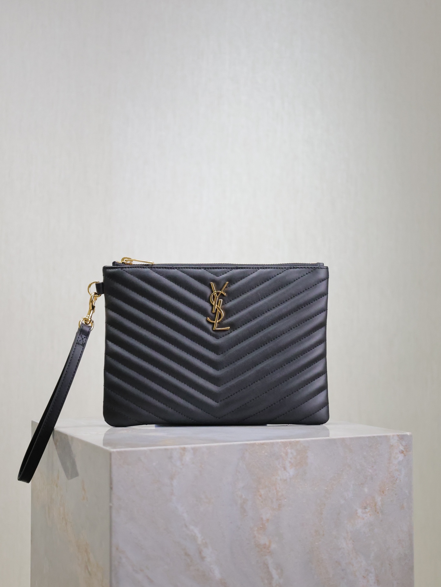 NO:390392,Black gold buckle 24cm Monogram_jacquard splicing file clutch, using original calfskin grosgrain lining, top-grade zipper closure, removable handle, imported hardware, complex grid cut, 6 card slots inside, large capacity!  Model 379039 Size 24×17.5×1.5cm, Saint Laurent, saint laurent, cowhide19860909黑色金扣·24cm Monogram_提花拼接文件手包,采用原厂小牛皮罗缎衬里,顶级拉链封口,可拆卸提手,进口五金,复杂格线裁,内里有6个卡位,容量大！ 型号379039 尺寸24×17.5×1.5cm,圣罗兰,saint laurent,cowhide,Bag