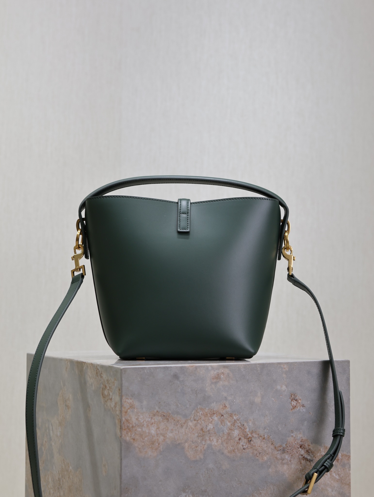 Bottega Veneta Classic Handcrafted Luxury Leather Shoulder Bag 8