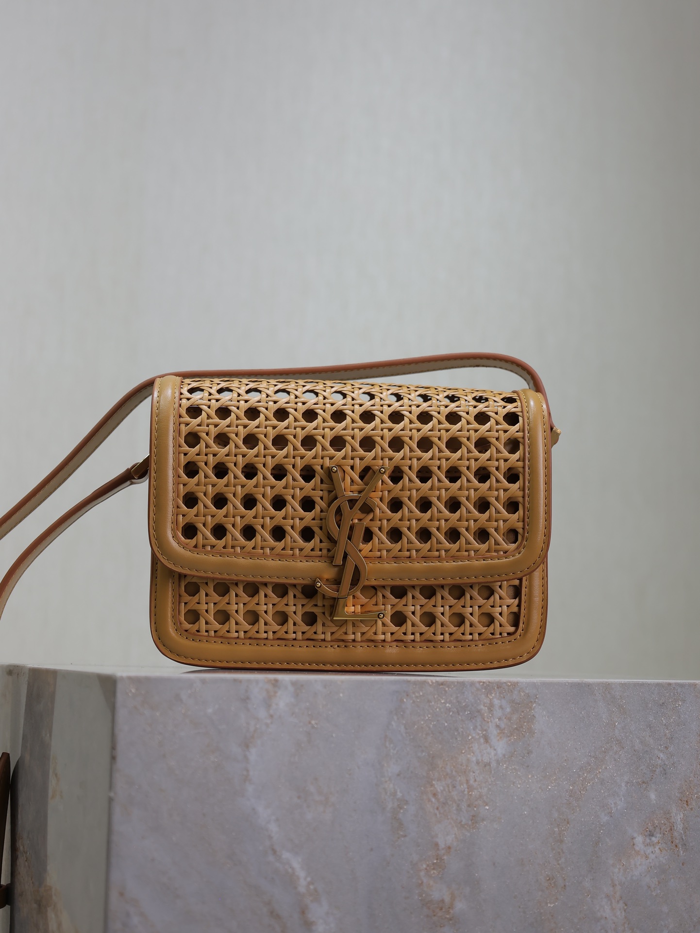 NO:187874,Authentic grade apricot bamboo with cowhide · SOLFERINO BOX_19cm is a must-have hit product, and it has captured the entire fashion circle before it was launched. It is nostalgic for Left Bank, inspired by the name of Rue De Solferino, the street name of Left Bank in Paris!  The bag uses original fine toothpick pattern Box cowhide, which feels and the flexibility of the leather surface are very good!  The inner three-layer organ partition is designed to easily accommodate daily necessities. The newly designed 