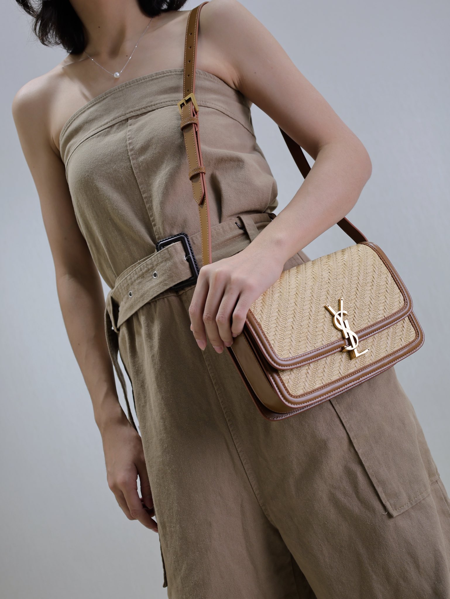 Saint Laurent Take a photo of the upper body ginseng l