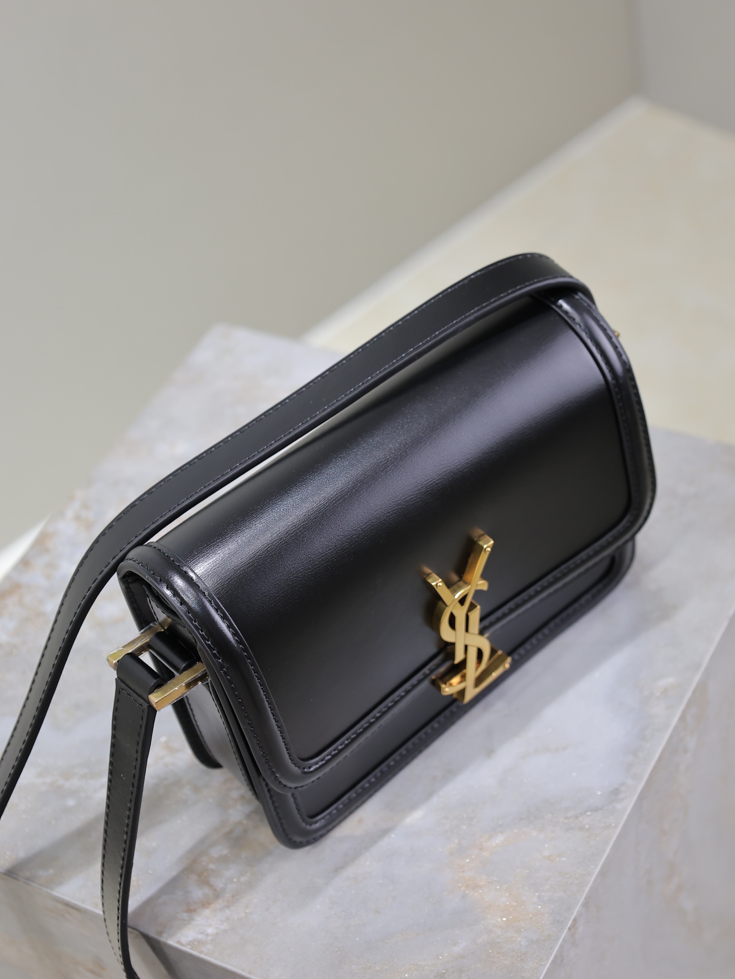 Saint Laurent Detailed inspection