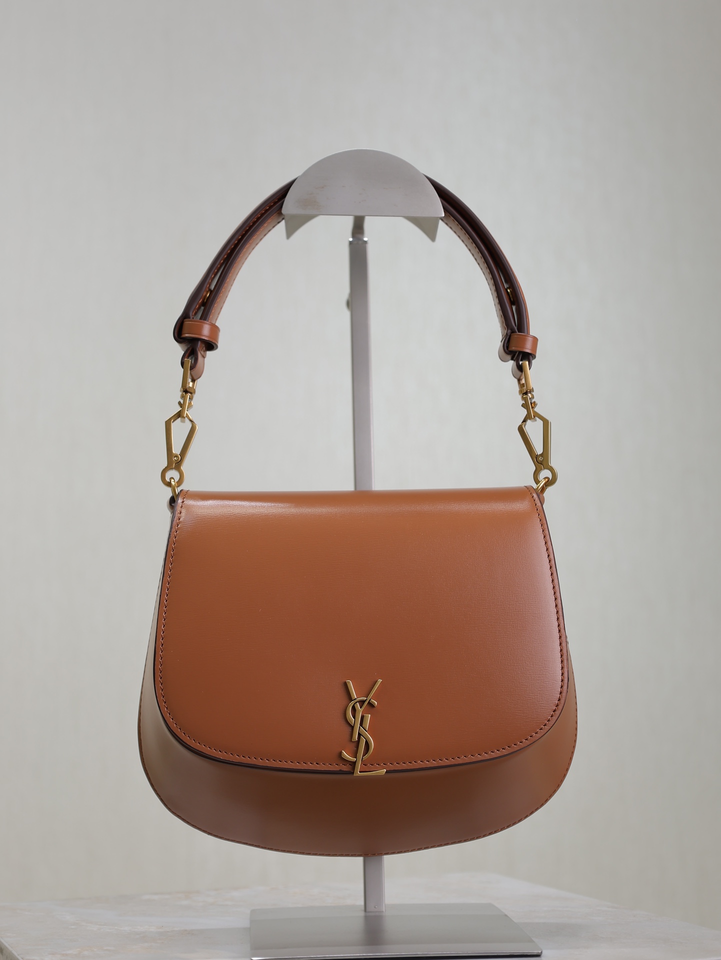 Color caramelo · Nuevo Voltaire_bolso de axila/montura El último bolso de axila combina la forma de montura, con el exc…