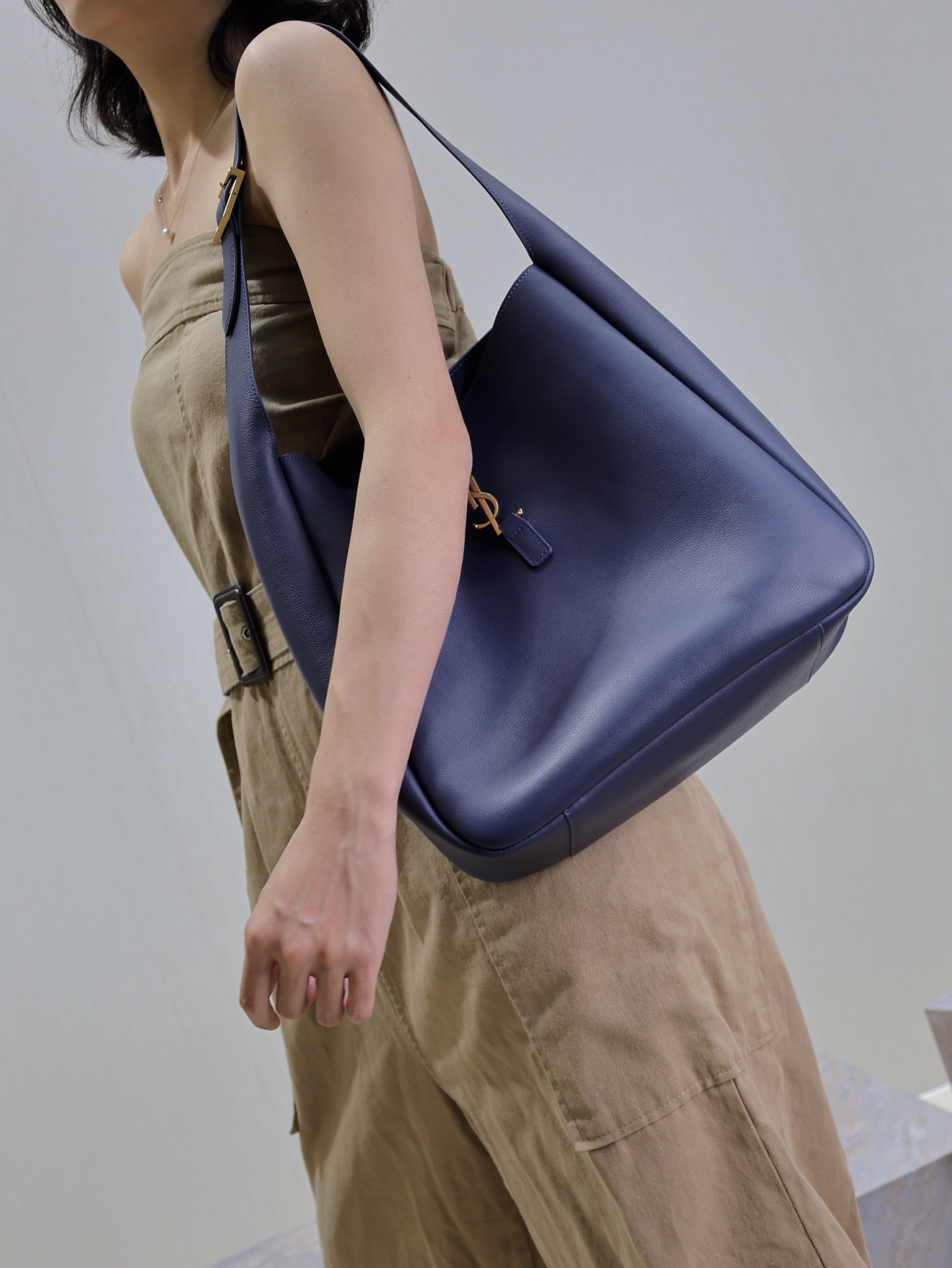 NO:387179,The extremely flexible leather presents grain texture, soft touch, harmonious and elegant, Saint Laurent, saint laurent19860909极致柔韧的皮质呈现出粒面纹理 触感柔软 尽显和谐优雅,圣罗兰,saint laurent,Bag