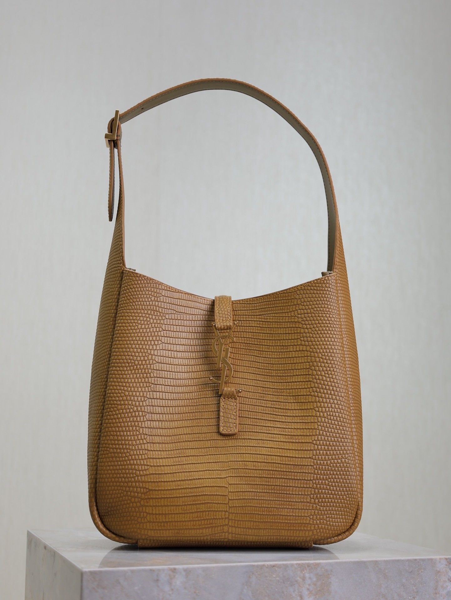 NO:582423,Earthy lizard pattern · [original leather] popular LE 5A7 armpit bag. This year's hot second-hand armpit bag has always been very popular. The whole leather is delicate and smooth. The bag design is very simple and advanced. The capacity is sufficient. It is light and can be packed. It is not outdated. It is perfect~ Retro feel concave shape. Another popular model. Model 713938 original leather. Size 23×22×8.5cm, Yves Saint Laurent, saint laurent19860909土黄蜥蜴纹·【原厂皮】 爆款LE 5A7腋下包 今年大火的中古款腋下包 一直很受欢迎 全皮细腻光滑 包型设计又很简单又高级 容量足够用 轻便能装 又不过时真是太完美la～ 复古feel凹造型 又一款种草爆款 型号713938原厂皮 尺寸23×22×8.5cm,圣罗兰,saint laurent,Bag