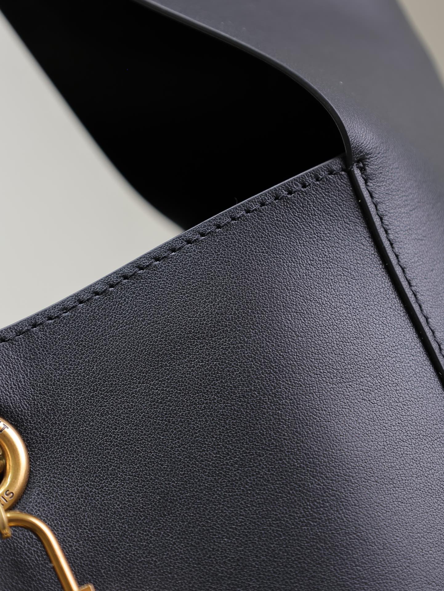 Saint Laurent High level of detail
