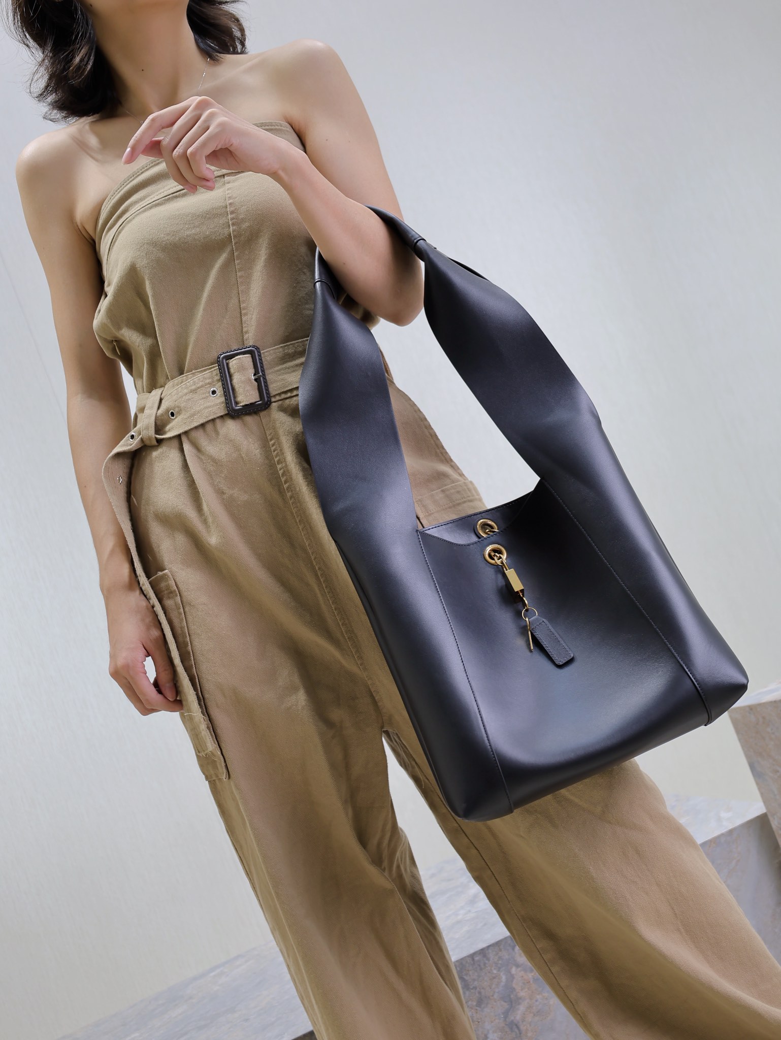 Saint Laurent Hobo has a very simple appearance and soft leather
