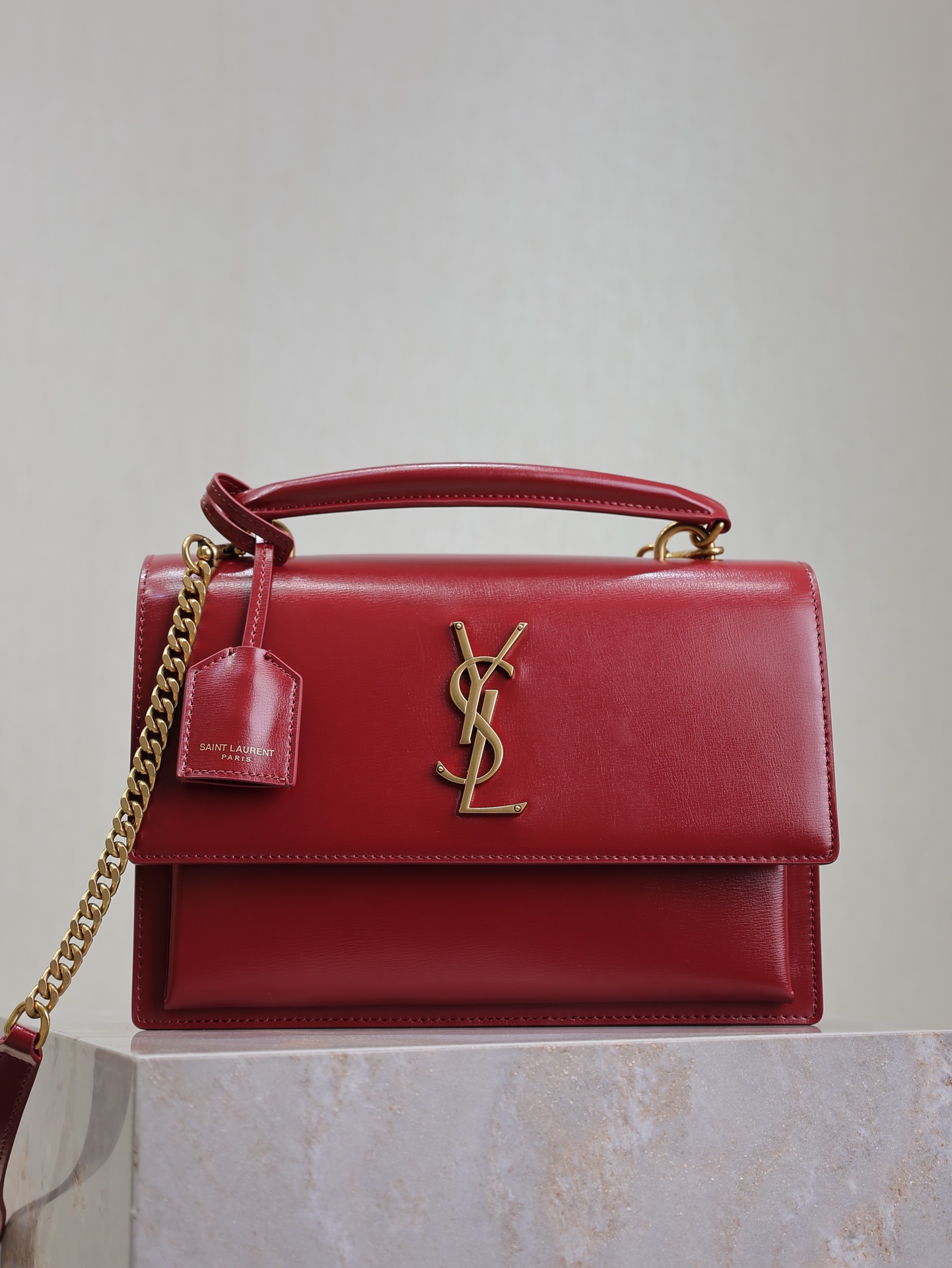 Sunset_25cm color rojo vino con cierre dorado. El nuevo miembro de la familia Sunset, con una correa ajustable de nuevo…