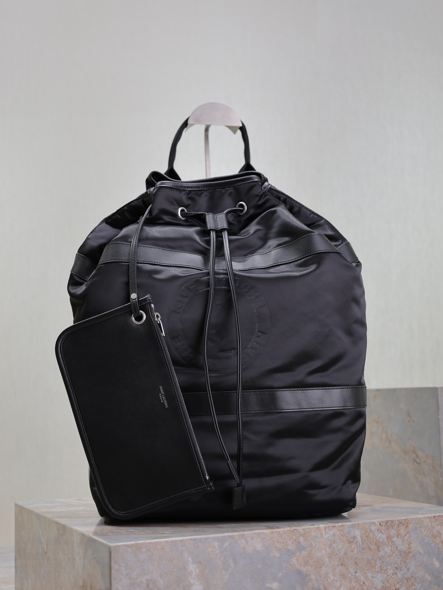 NO:388425,Nylon model · RIVE GAUCHE king shoulder bag is coming. I have to say that backpacks are always an indispensable member of the bag world. Thick canvas, badge design and matching logo, accurately grasp the fashion trend, designers are full of thoughts, haha, appearance and practicality coexist, youthful vitality of canvas material, good-looking and high-end, backpacks are really easy to match, and many trendy people are following. Backpacks can also be very fashionable and fashionable. Model number 734682 Size 31×49×25cm, Saint Laurent, saint laurent, shoulder bags, backpacks19860909尼龙款· RIVE GAUCHE王炸单肩包来袭 不得不说背包始终是包包世界不可或缺的一员 厚制帆布 徽章款设计搭配logo 精准把握时尚潮流 设计师小心思满满 haha 颜值与实用性并存 帆布材质的青春活力 好看又高级 背包真的太好搭了众多潮人追捧 双肩包也可以很时髦时髦精必备 款号734682 尺寸31×49×25cm,圣罗兰,saint laurent,shoulder bags,backpacks,Bag