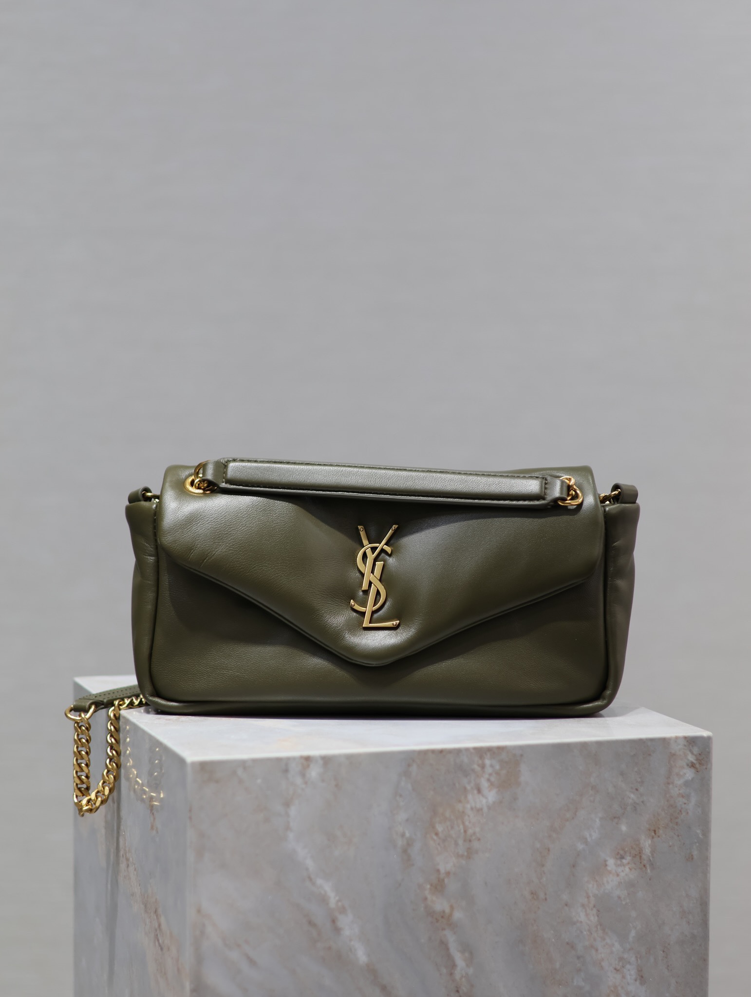 CALYPSO_bolso de cadena de piel de cordero. Hecho de piel de cordero italiana importada, tacto suave y delicado. El log…