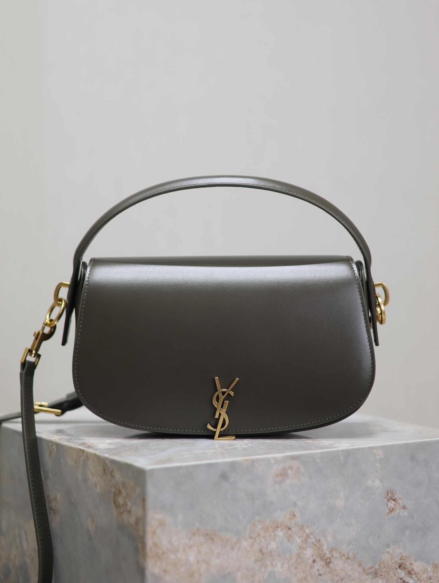 【Verde】 VOLTAIRE_bolso de mano y bandolera. Este nombre proviene del escritor y filósofo francés Voltaire, defensor de …