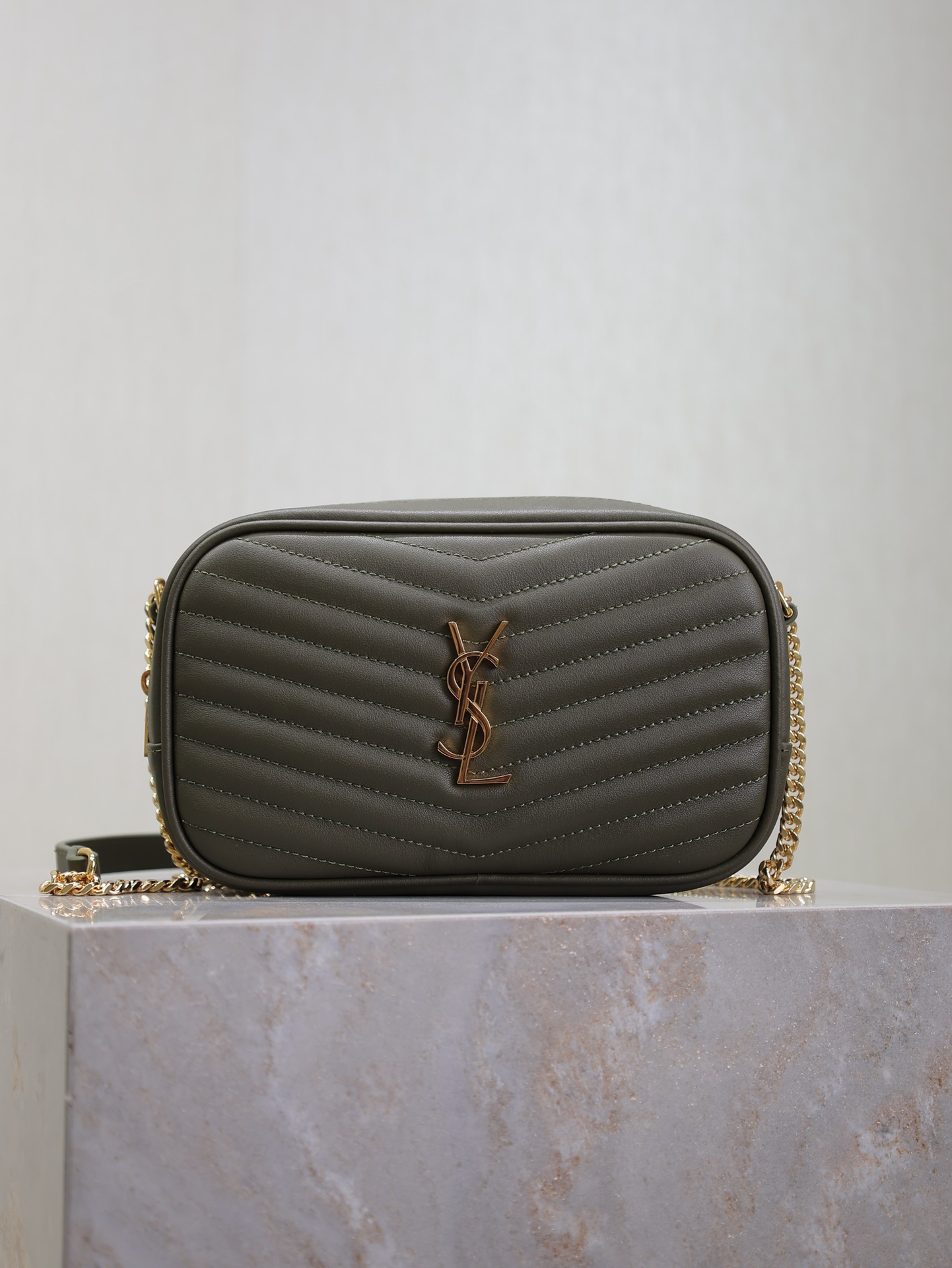Bolso de piel de becerro con hebilla dorada y verde · Nuevo bolso cámara/bandolera Lou mini bag de la serie Lou_ que in…
