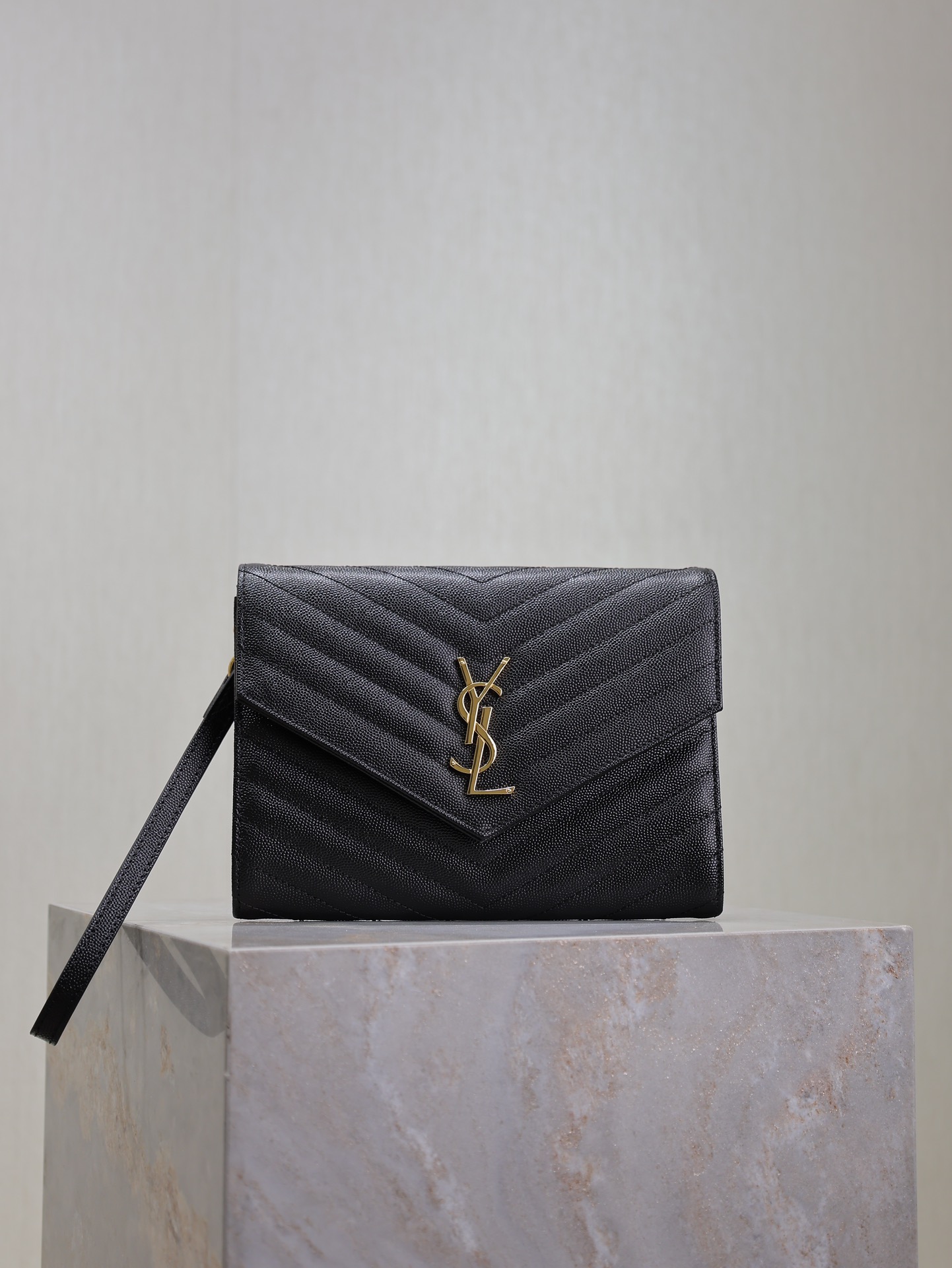 NO:210478,Black Caviar Gold Buckle·V-line LE CASSANDRE_Clutch Bag With a removable wristband, imported from Italy, it feels very soft and comfortable, grosgrain inner, and a flat pocket inside the bag!  A must-have item when going out!  Very, very versatile!  Simple and practical model. Model 617662 Size 21×6×3cm, Saint Laurent, saint laurent, handbag, sheepskin19860909黑色鱼子酱金扣·V线 LE CASSANDRE_手拿包 配可以拆卸手腕带,意大利进口小羊皮,手感非常柔软舒适,罗缎内里,包内有平口袋！出门必备单品！非常非常百搭！简单实用款. 型号617662 尺寸21×6×3cm,圣罗兰,saint laurent,handbag,sheepskin,Bag