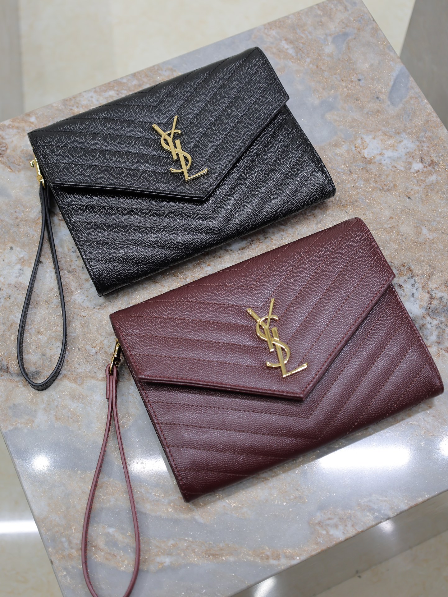 Bolso de mano clásico en negro/rojo vino