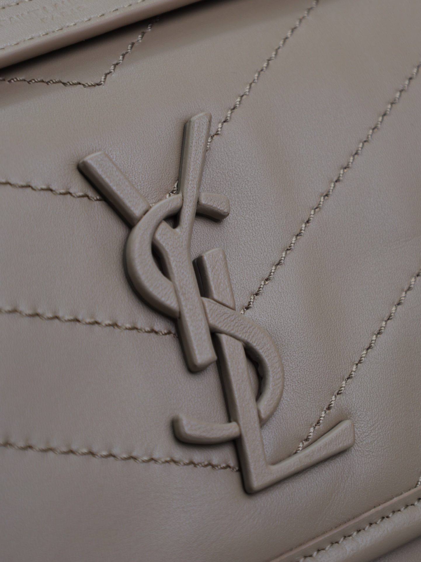 Saint Laurent Niki Lambskin Shoulder Bag with Gold-Tone Chain, Beige color 5 i1732258866 524 8
