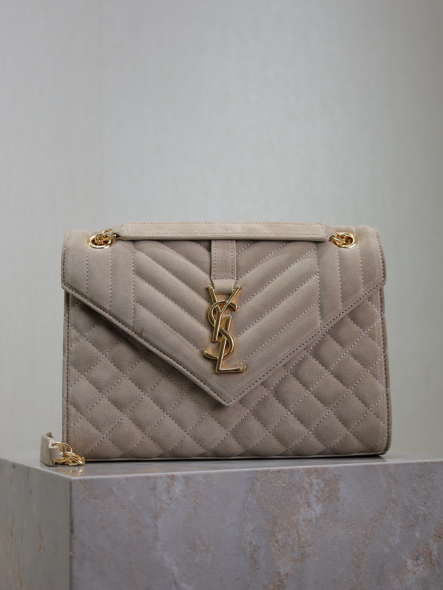 Ante gris blanquecino · ENVELOPE_bolso de sobre mediano, último modelo con patrón V y diamantes, piel de ante de vacuno…