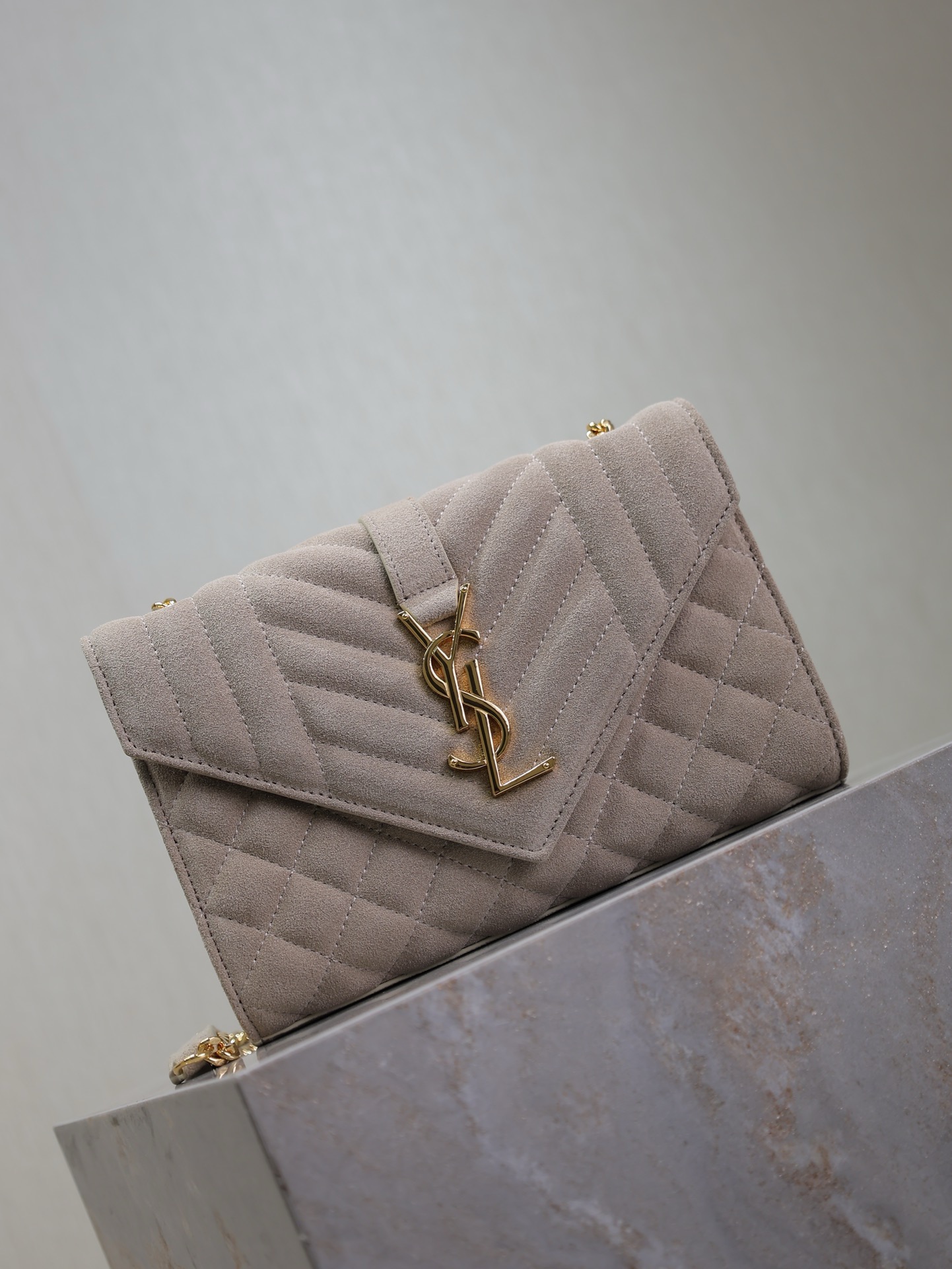 Envelope Clutch with V- & Diamond Pattern, Italian Leather, Gold Logo, 21cm 3 i1732687874 1916 4