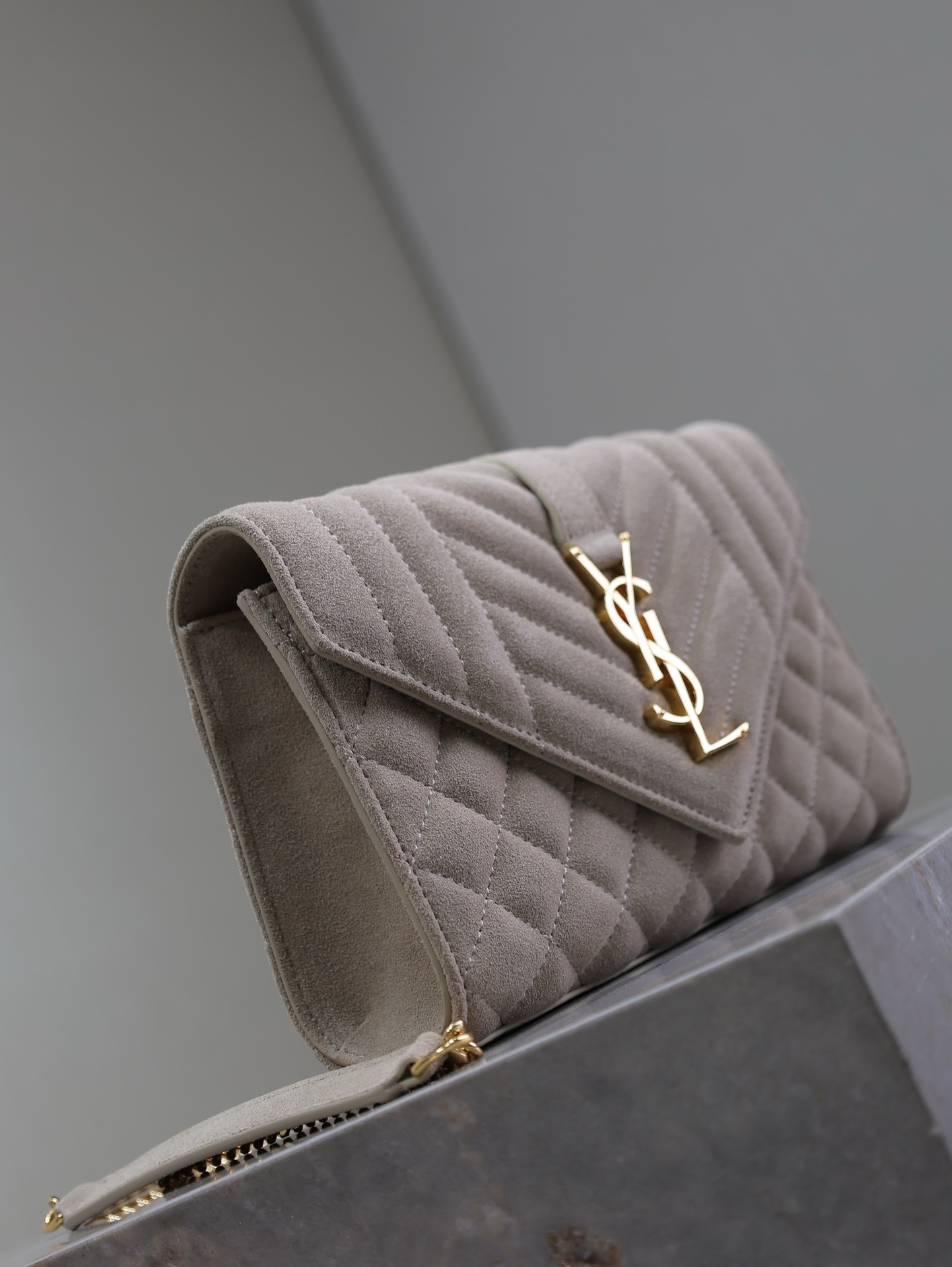 Envelope Clutch with V- & Diamond Pattern, Italian Leather, Gold Logo, 21cm 5 i1732687874 3026 3