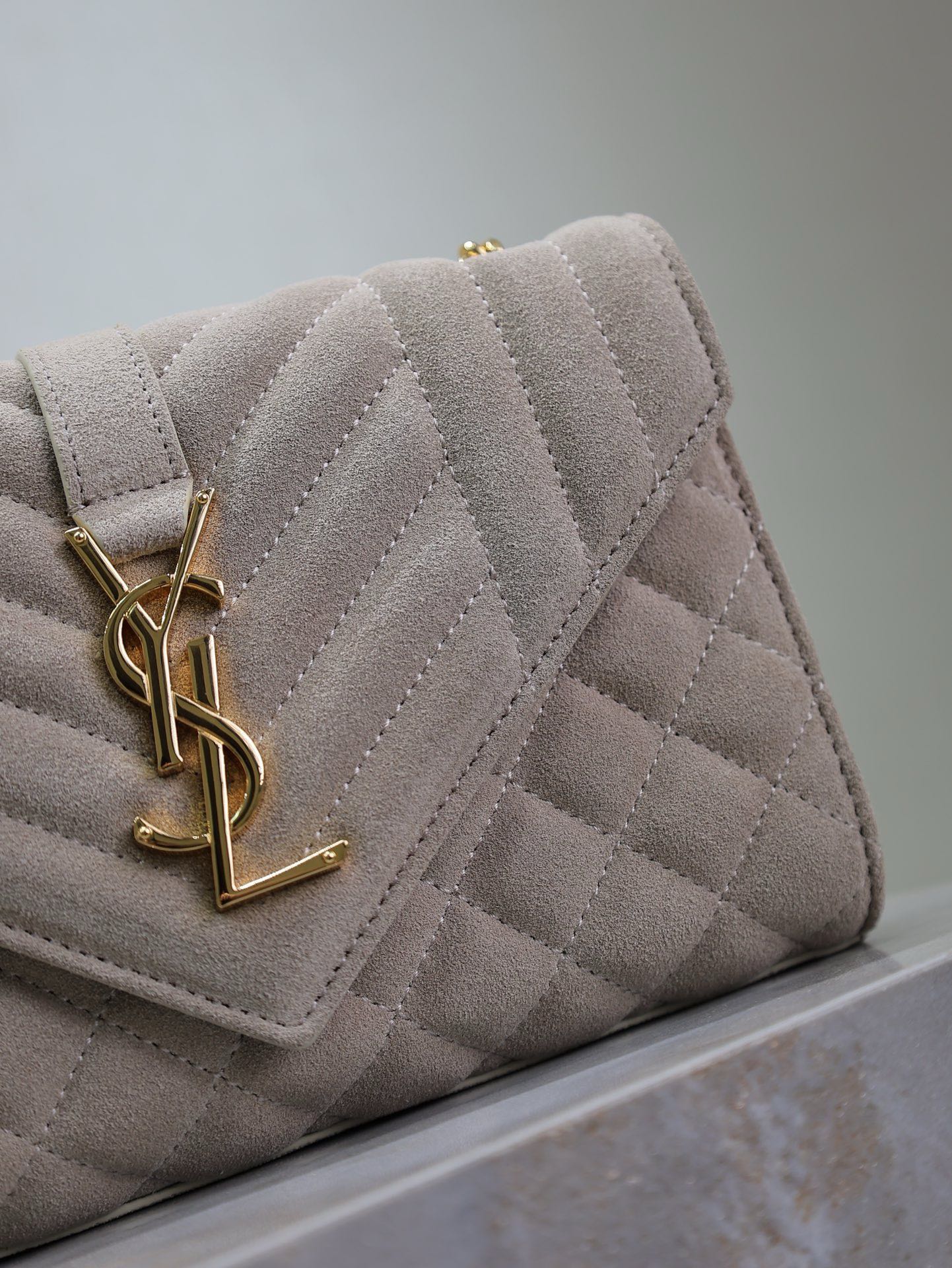 Envelope Clutch with V- & Diamond Pattern, Italian Leather, Gold Logo, 21cm 4 i1732687874 3203 1