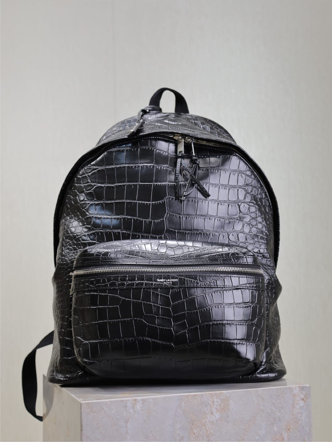 NO:208774,Black crocodile pattern backpack is here, and the counter is limited to launch. This backpack is carefully crafted and carefully created. It is imported Italian cowhide. The full leather model is very textured, very light and convenient, practical and easy to wear. It is simple and versatile, and is universal for both men and women!  Size 30x38x17cm Model 326865, Saint Laurent, saint laurent, backpacks, cowhide19860909黑色鳄鱼纹· 双肩包到了 专柜限量推出 精工细活的打造出这一款背包,进口意大利牛皮,全皮款非常显质感,很轻很方便,实用也很能装,简约百搭款,男女通用！ 尺寸30x38x17cm 型号326865,圣罗兰,saint laurent,backpacks,cowhide,Bag