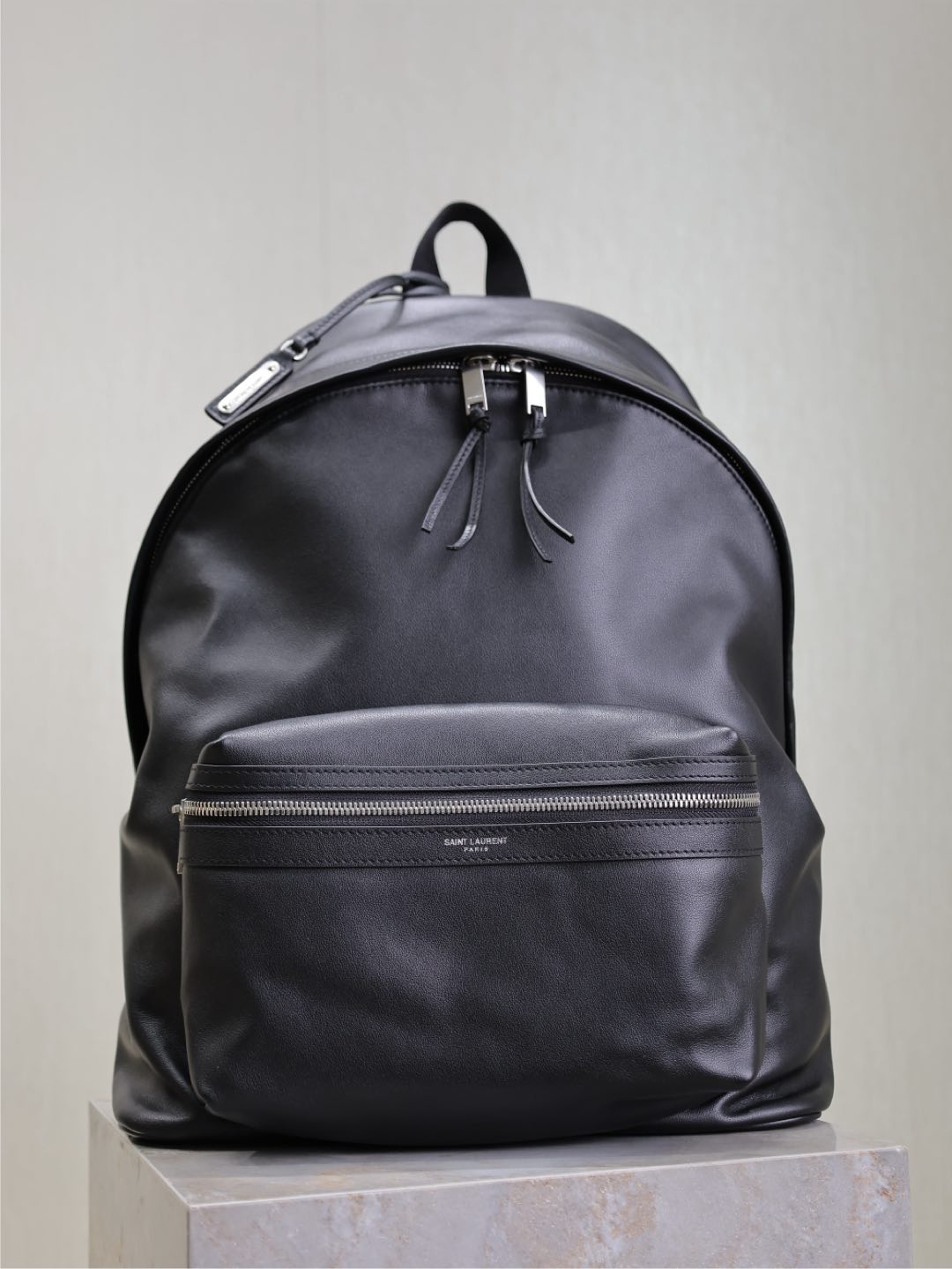 NO:208784,Black cowhide backpack is here, and the counter is limited to launch. This backpack is carefully created with fine craftsmanship. The imported Italian cowhide is very textured, very light and convenient, practical and easy to wear. It is simple and versatile, universal for both men and women!  Size 30x38x17cm Model 326865, Saint Laurent, saint laurent, backpacks, cowhide19860909黑色牛皮· 双肩包到了 专柜限量推出 精工细活的打造出这一款背包,进口意大利牛皮,全皮款非常显质感,很轻很方便,实用也很能装,简约百搭款,男女通用！ 尺寸30x38x17cm 型号326865,圣罗兰,saint laurent,backpacks,cowhide,Bag