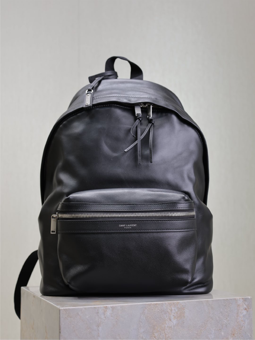 NO:208793,Black cowhide·small backpack is here_full leather model, limited edition of the counter, and finely crafted and carefully created a matching fabric, paired with imported Italian cowhide, it is very light and convenient, practical and capable of fitting, simple and versatile, universal for both men and women!  Full leather model size 26×35x16cm Model 534967, Saint Laurent, saint laurent, cowhide19860909黑色牛皮·小号 双肩包到了_全皮款 专柜限量推出 精工细活的打造出对版布料,搭配进口意大利牛皮,很轻很方便,实用也很能装,简约百搭款,男女通用！全皮款 尺寸26×35x16cm 型号534967,圣罗兰,saint laurent,cowhide,Bag