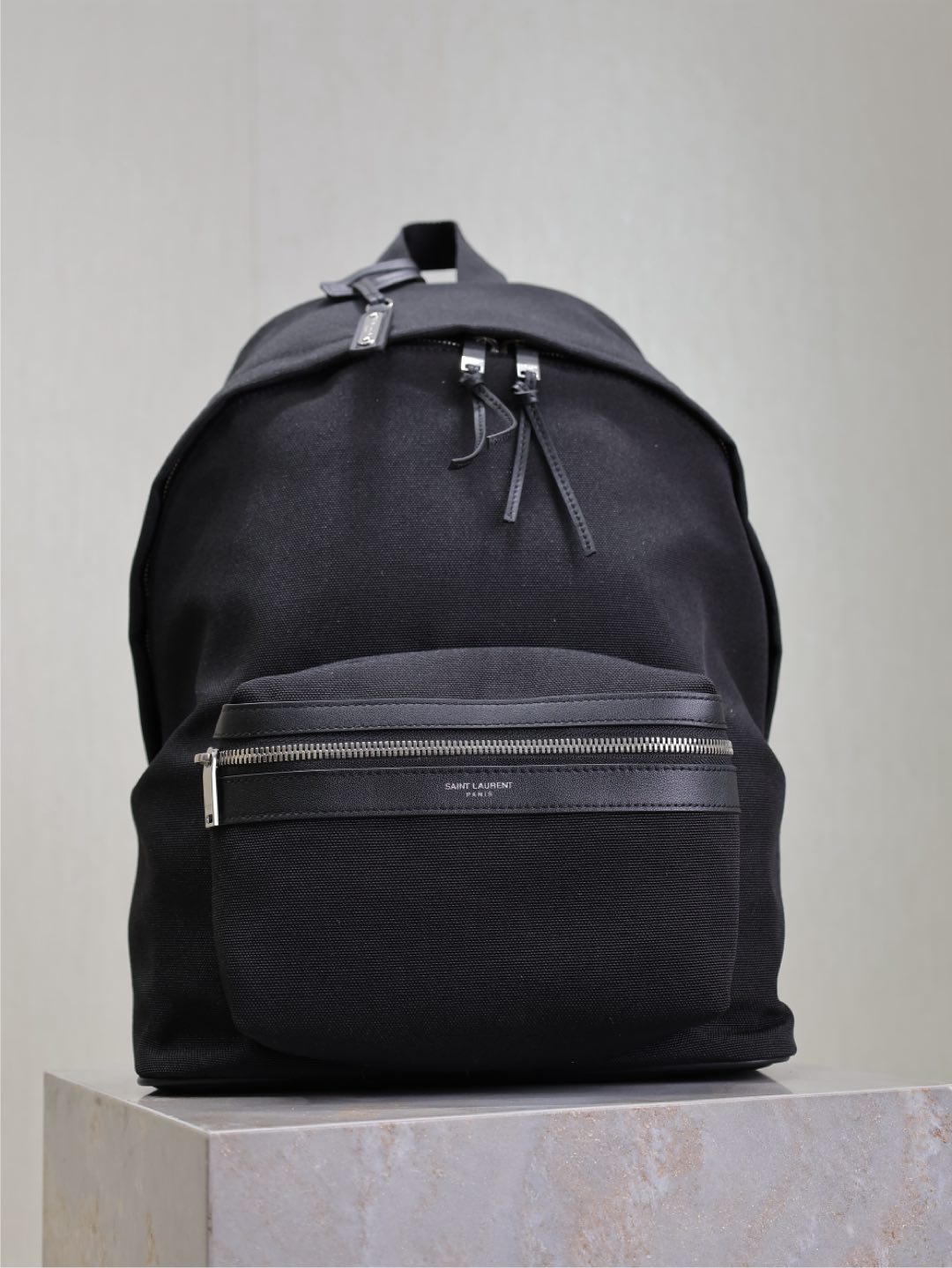 NO:208805,Black canvas with cowhide·small backpack is here, and the counter is limited to launch. The craftsmanship and fine-grained fabric is created with imported Italian cowhide. It is very light and convenient, practical and easy to wear. It is simple and versatile, and is universal for both men and women!  Size 26×35x16cm Model 534967, Saint Laurent, saint laurent, cowhide19860909黑色帆布配牛皮·小号 双肩包到了 专柜限量推出 精工细活的打造出对版布料,搭配进口意大利牛皮,很轻很方便,实用也很能装,简约百搭款,男女通用！ 尺寸26×35x16cm 型号534967,圣罗兰,saint laurent,cowhide,Bag