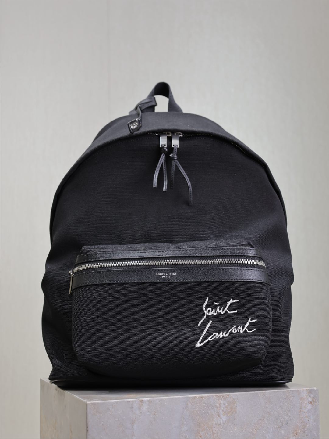 NO:208769,Black canvas with embroidery and cowhide · Backpack is here. The counter is limited to launch. The fine and meticulously created a matching fabric. It is light and convenient, practical and capable of installing. It is simple and versatile, and is universal for both men and women!  Size 30x38x17cm Model 326865, Saint Laurent, saint laurent, cowhide19860909黑色帆布带刺绣配牛皮· 双肩包到了 专柜限量推出 精工细活的打造出对版布料,搭配进口意大利牛皮,很轻很方便,实用也很能装,简约百搭款,男女通用！ 尺寸30x38x17cm 型号326865,圣罗兰,saint laurent,cowhide,Bag