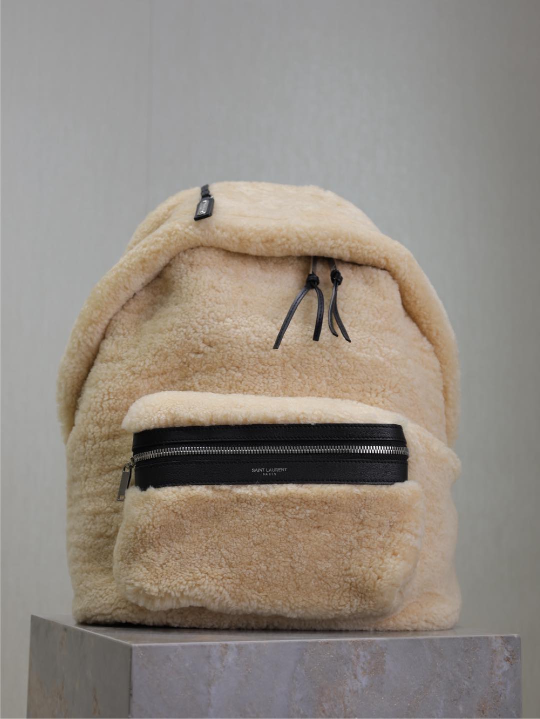 Cordero lanudo · Tamaño pequeño 🎒 Mochila llegó_ ¡La sensación de otoño e invierno está aquí! Piel y pelo en una pieza…