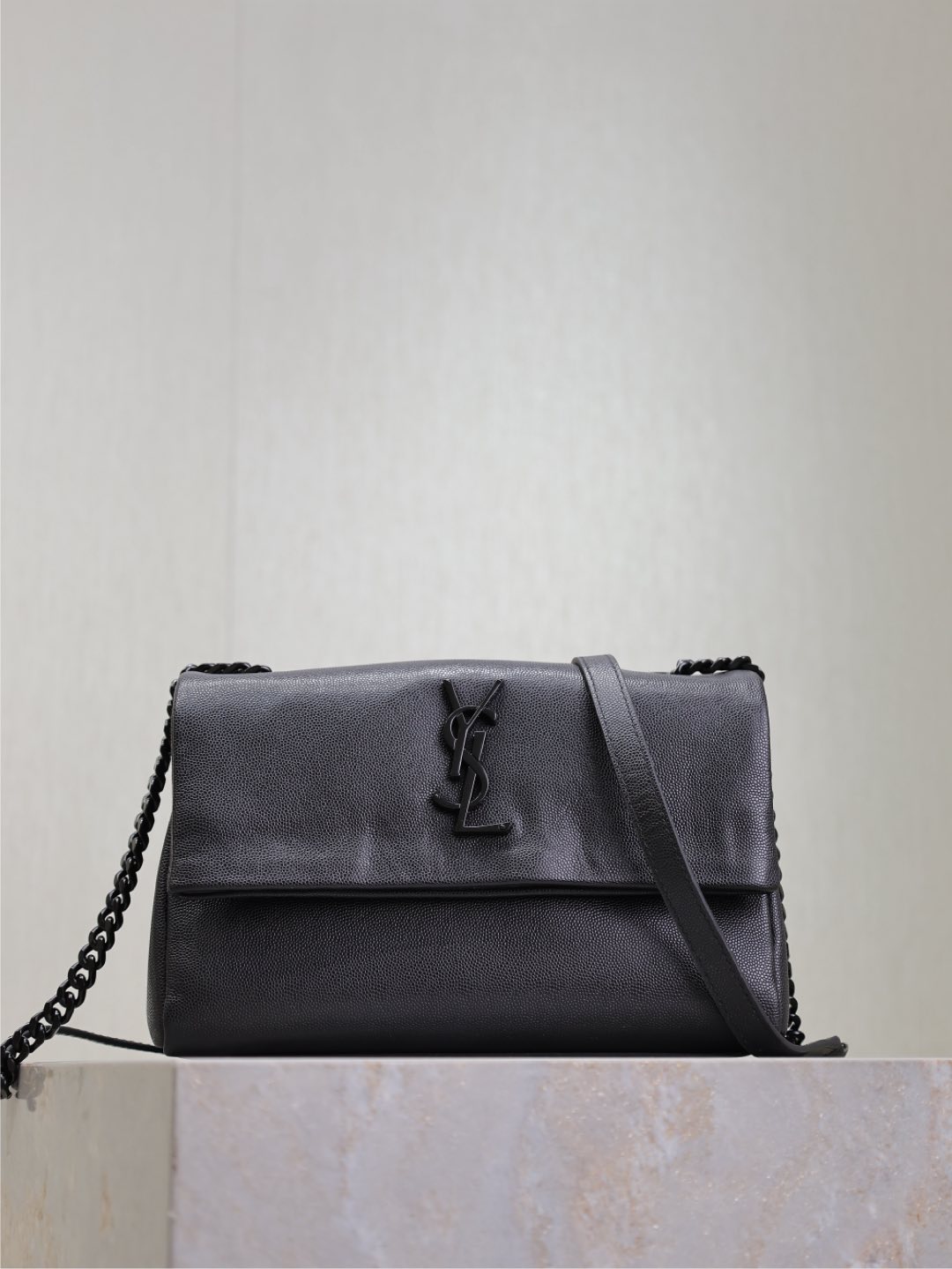 West Hollywood_ Pequeño. Me encantan los bolsos vintage, y siempre quise uno que no sea común y que sea adecuado para e…