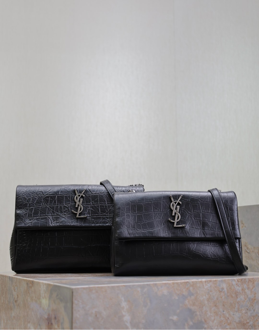 West Hollywood_ Bandolera de piel de cocodrilo negra con plateado vintage, tallas pequeña y grande