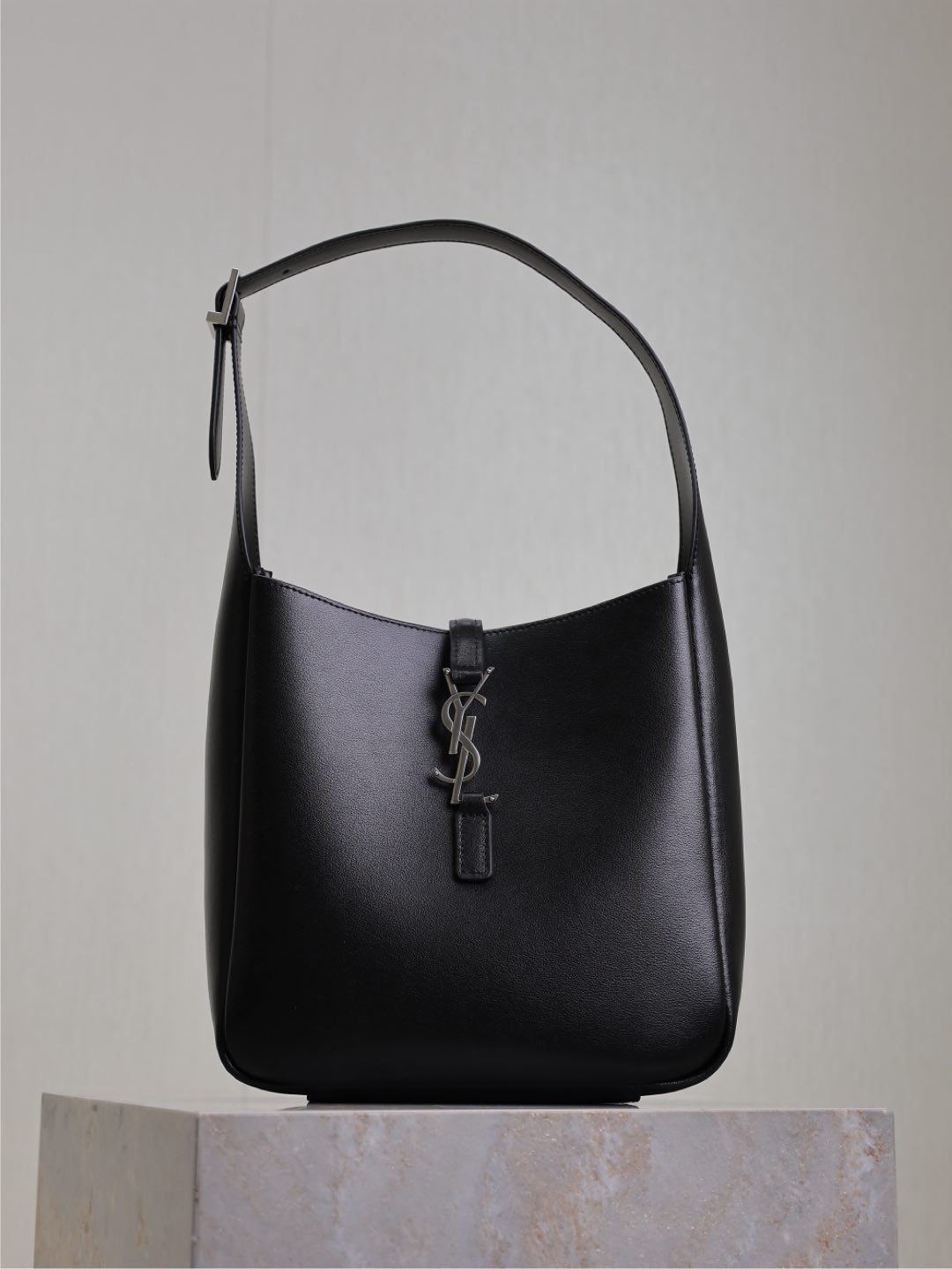 NO:387123,Black silver buckle ·【Original single】Hot LE 5A7 underarm bag The mid-range underarm bag that was popular this year has always been very popular. The leather is delicate and smooth. The bag design is simple and advanced. It is light and can be installed. It is too perfect. It is retro feel concave. Another popular model. Model 713938. Size 23×22×8.5cm, Saint Laurent, saint laurent19860909黑色银扣·【原单】 爆款LE 5A7腋下包 今年大火的中古款腋下包 一直很受欢迎 全皮细腻光滑 包型设计又很简单又高级 容量足够用 轻便能装 又不过时真是太完美la～ 复古feel凹造型 又一款种草爆款 型号713938 尺寸23×22×8.5cm,圣罗兰,saint laurent,Bag