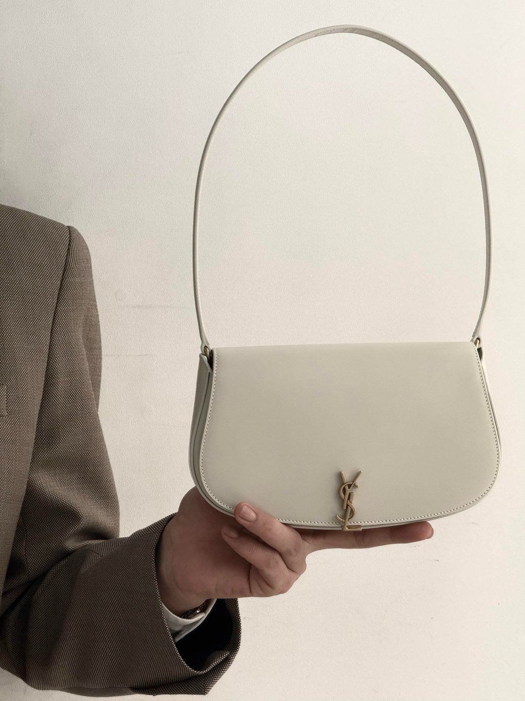 NO:391592,Half-moon line wraps with matte luster. High-quality minimalist retro artistic beauty, Saint Laurent, saint laurent19860909半月形线条包身配以哑光光泽 高级极简的复古艺术美感,圣罗兰,saint laurent,Bag