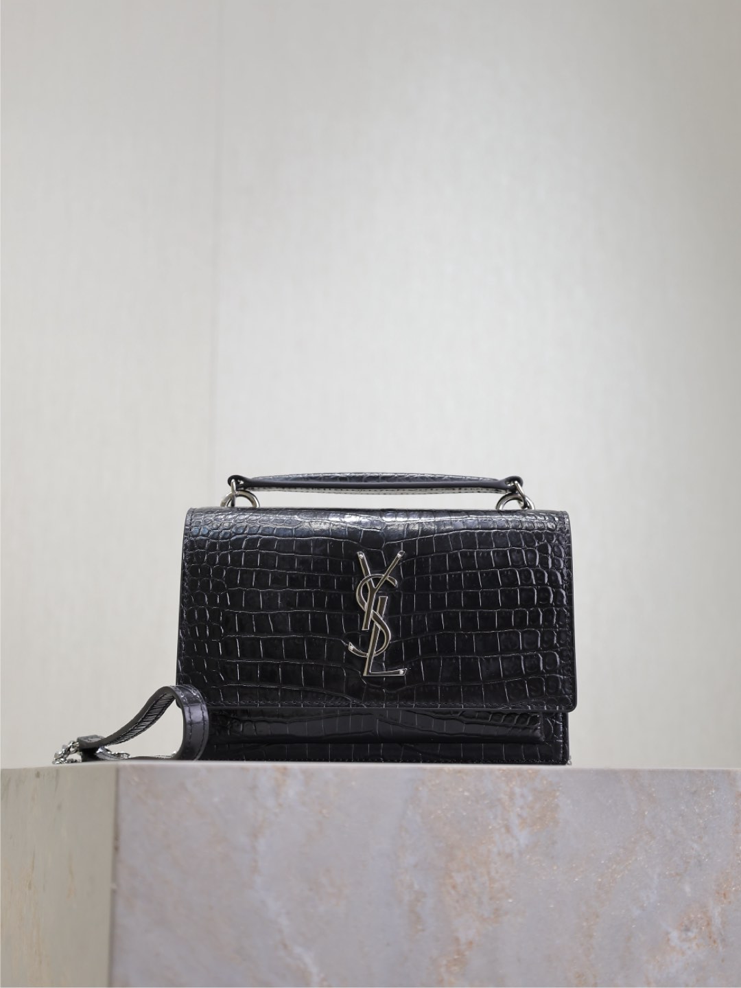 NO:210433,Black crocodile pattern with silver buckle· Sunset Woc_ is here!  Here comes!  The new sunset bag crocodile pattern version is here!  Continuing the classic SUNSET flap profile, a series of minor changes were made to the details, such as adding leather wrists on the top, the shoulder straps can be freely removed, and the inner layer has a slot and three functional areas, making it a small WOC bag, and the entire bag is arranged clearly!  Switch a variety of ways of carrying the back at will, can be carried on one shoulder, cross-body, can be carried on hand, can be held in hand, can be used in multiple ways, and it is very practical!  Model 533026 Size 19x14x5.5cm, Saint Laurent, saint laurent19860909黑色鳄鱼纹配银扣· Sunset Woc_来了！来了！新款日落包鳄鱼纹版本它来了！延续经典的SUNSET翻盖外形轮廓,对细节进行了一系列小改变,例如顶部增加了真皮手腕,肩带可以自由拆卸,内层增加了卡槽和三个功能区,使它变成了一只woc小包,把整个包包安排得明明白白的！多种背法随意切换,可单肩背、可斜挎、可手拎、可手拿,一包多用,实用性杠杠滴！ 型号533026 尺寸19x14x5.5cm,圣罗兰,saint laurent,Bag