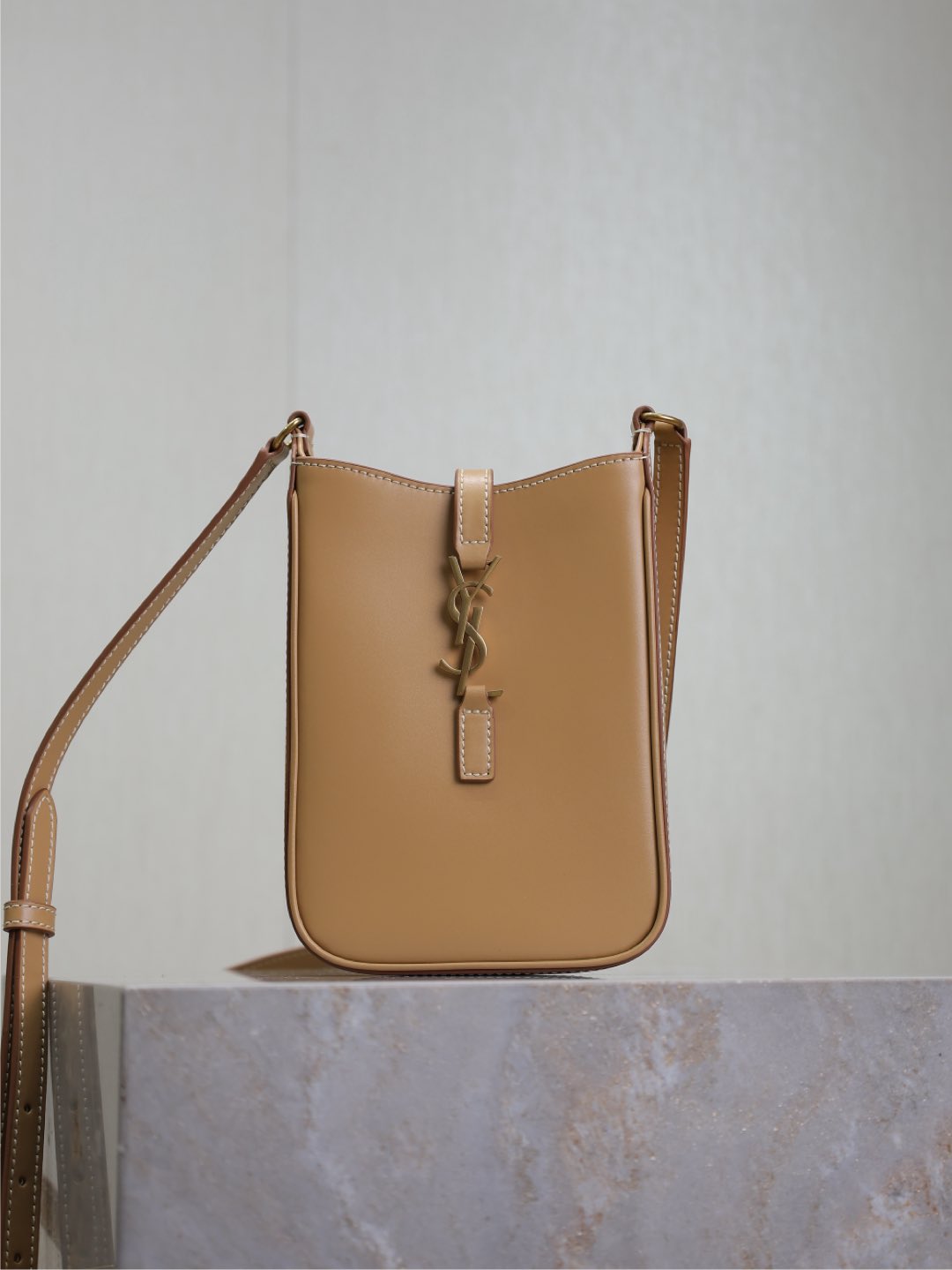 NO:385969,Apricot color LE 5A7 series new member_Mobile phone bag Recommended for wall cracks This mini mobile phone bag is a fashionable and stylish bag. Amway's design is exquisite and compact, with an easy concave shape with minimalist appearance + metal logo buckle opening and closing design!  Practical and fashionable, it is a single product with a high daily matching rate la~ Size 18×13.5×3.5cm Model 735214, Saint Laurent, saint laurent19860909杏色· LE 5A7系列新成员_手机包 墙裂推荐这款迷你手机包 对于览包无数的时髦精 安利这种设计精致小巧 轻松凹造型极简外形+金属logo扣开合设计！ 实用又时髦 是日常搭配率蛮高的单品la～ 尺寸18×13.5×3.5cm 型号735214,圣罗兰,saint laurent,Bag