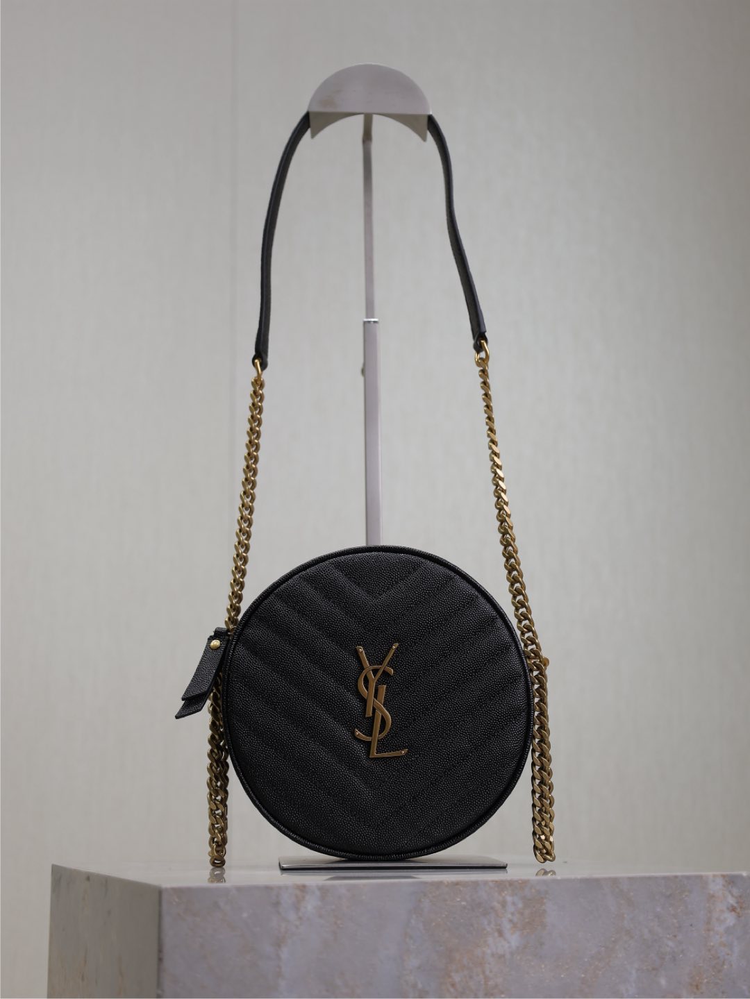 NO:772700,Black caviar gold buckle · The latest VINYLE cute round bag is available at the counter!  Carefully crafted from imported high-quality caviar cowhide, it is lightweight and feels particularly delicate!  The V-shaped stitching on the surface is full and full, revealing a little bit of personalized design in a low-key manner!  The hardware is lightly frosted and has a slightly aged texture, making it look more durable and high-end than glossy hardware!  The mini and cute size of 17cm in diameter is enough to accommodate your daily needs!  This little one is really delicate and cute!  Model 610436 Size 17x17x5.5cm Shoulder strap length: 125cm, saint laurent, saint laurent, cowhide19860909黑色鱼子酱金扣· 专柜最新VINYLE可爱小圆包登场！选用进口高品质鱼子酱牛皮精心制作,轻巧得来手感又特别细腻！表面的V型缝线充盈饱满,低调中透露出少许个性设计感！五金为轻度磨砂微微做旧质感,相比起亮面五金显得更为耐看高级！直径17cm迷你可爱的尺寸却足以容纳日常出门所需！小小一只,真的特别精致可爱！ 型号610436 尺寸17x17x5.5cm 肩带长度:125cm,圣罗兰,saint laurent,cowhide,Bag