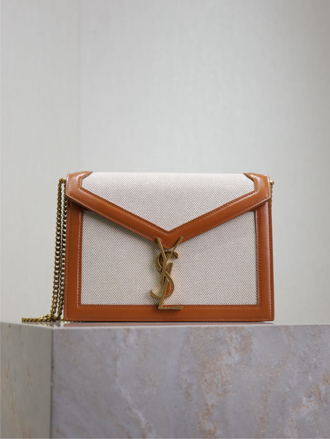 Cuero marrón con lona · Última versión de boutique de CASSANDRA bolso de cadena. Hecho de cuero de vaca importado de It…