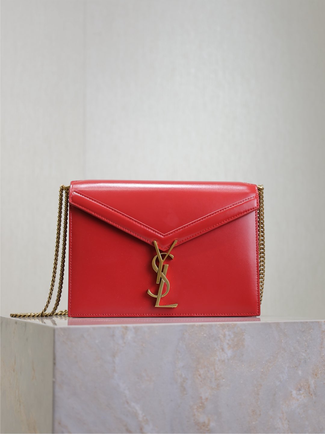 Rojo intenso · Último modelo de CASSANDRA, bolso de cadena, sincronizado con la tienda oficial. Fabricado en piel de va…
