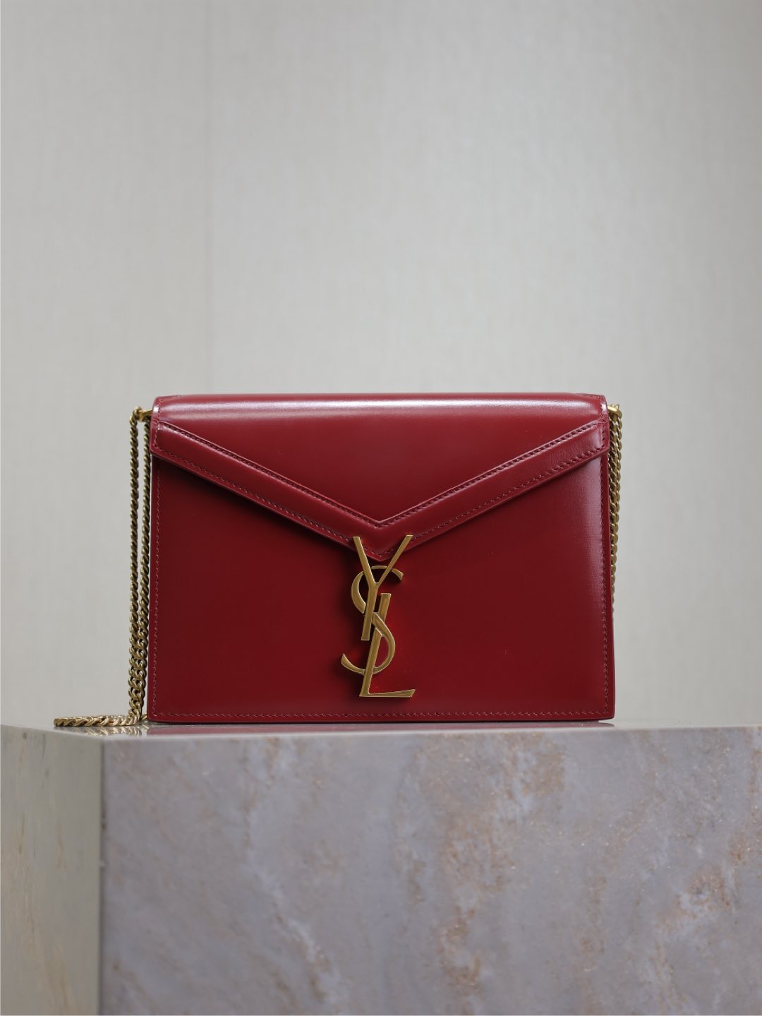 Granate · Último modelo de CASSANDRA, bolso de cadena, sincronizado con la tienda oficial. Fabricado en piel de vacuno …