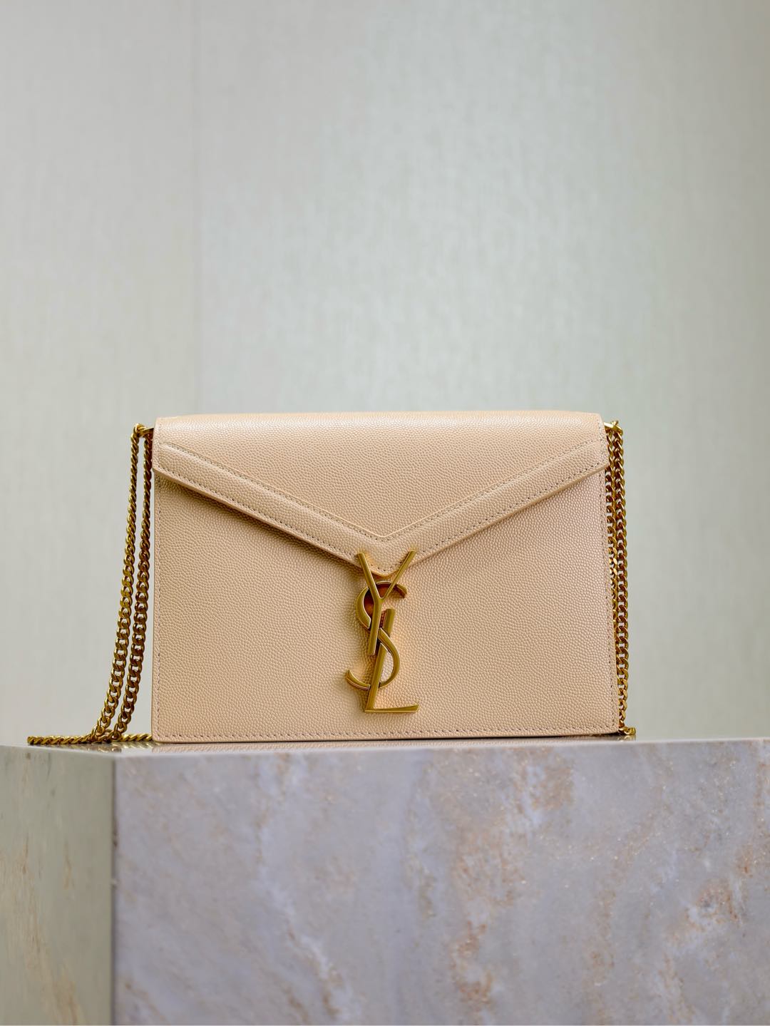 NO:390311,Apricot Caviar·The latest synchronous CASSANDRA chain bag in the counter!  Made from imported cowhide from Italy, it has a great touch and always shows taste!  The side is decorated with nails and double compartments inside. The most distinctive thing is this metal hardware rotary buckle!  !  A light and versatile bag with unique features!  Model 532750 Size 22x16.5x5.5cm, Saint Laurent, saint laurent, cowhide19860909杏色鱼子酱· 专柜最新同步款CASSANDRA 链条包！意大利进口牛皮制作而成,触感极佳,时刻彰显品味！侧面带钉装饰,内有双隔层,最具特色的就是这个金属五金旋转扣！！包轻百搭有特色的一款包！ 型号532750 尺寸22x16.5x5.5cm,圣罗兰,saint laurent,cowhide,Bag