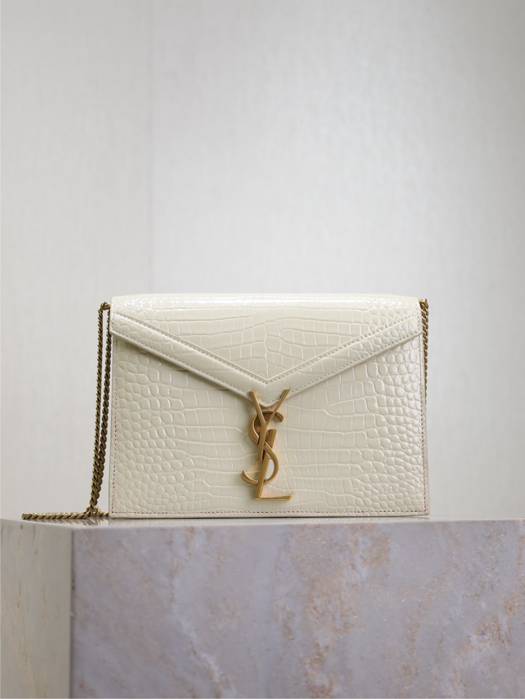NO:390369,White crocodile pattern·The latest synchronous model of the counter CASSANDRA chain bag!  Made from imported cowhide from Italy, it has a great touch and always shows taste!  The side is decorated with nails and double compartments inside. The most distinctive thing is this metal hardware rotary buckle!  !  A light and versatile bag with unique features!  Model 532750 Size 22x16.5x5.5cm, Saint Laurent, saint laurent, cowhide19860909白色鳄鱼纹· 专柜最新同步款CASSANDRA 链条包！意大利进口牛皮制作而成,触感极佳,时刻彰显品味！侧面带钉装饰,内有双隔层,最具特色的就是这个金属五金旋转扣！！包轻百搭有特色的一款包！ 型号532750 尺寸22x16.5x5.5cm,圣罗兰,saint laurent,cowhide,Bag